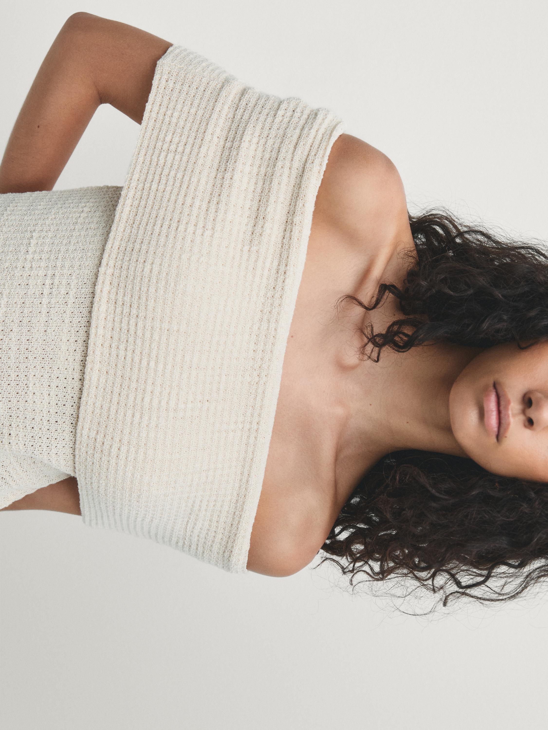 فستان بأكتاف ساقطة وتفصيل بارز الملمس