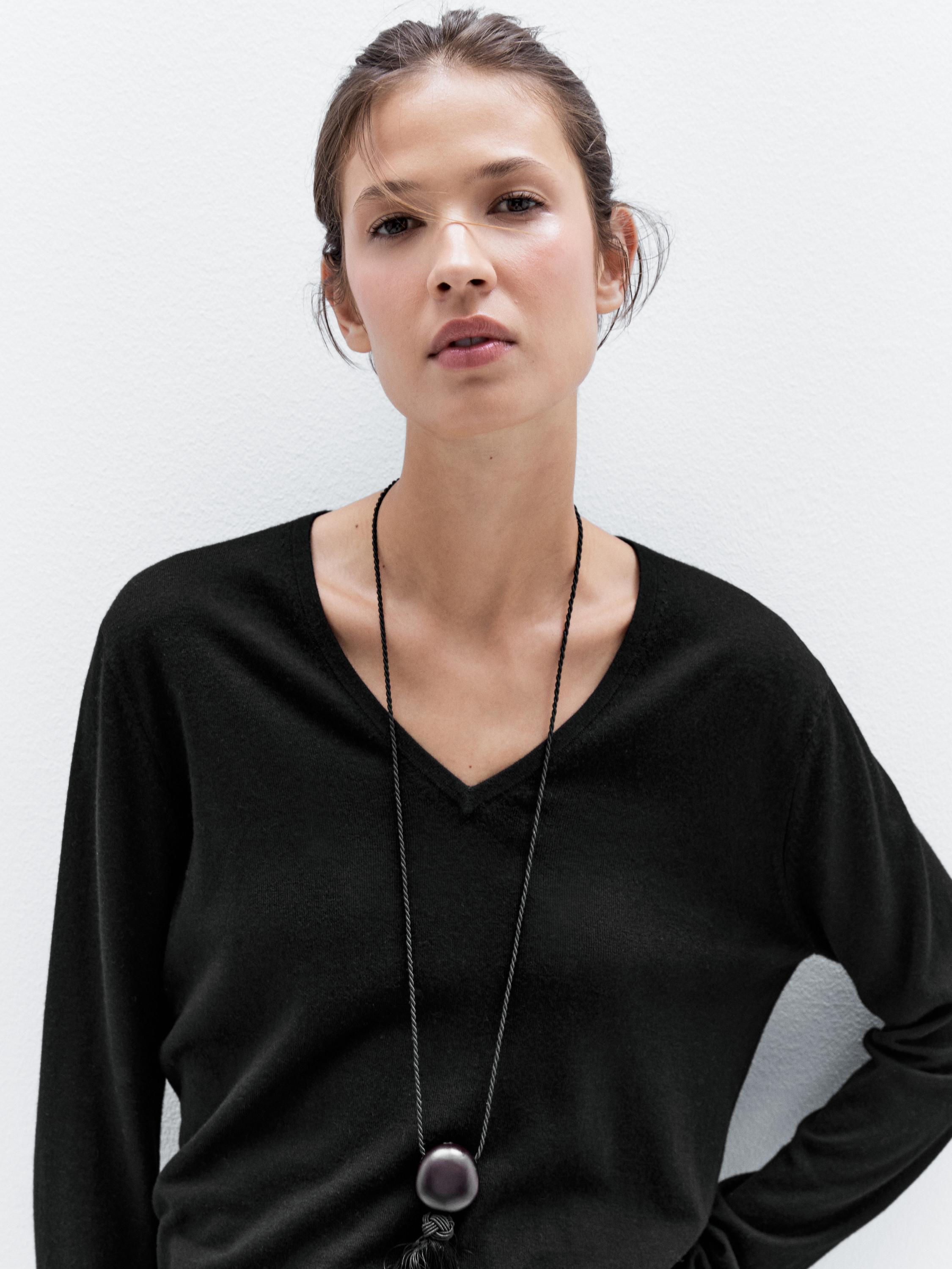 سويتر محاك من الصوف المخلوط بفتحة صدر على شكل V