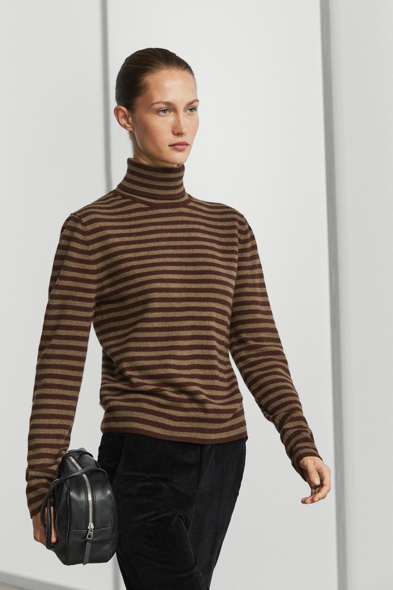 Wool-cashmere blend knit turtleneck sweater — BURGUNDY