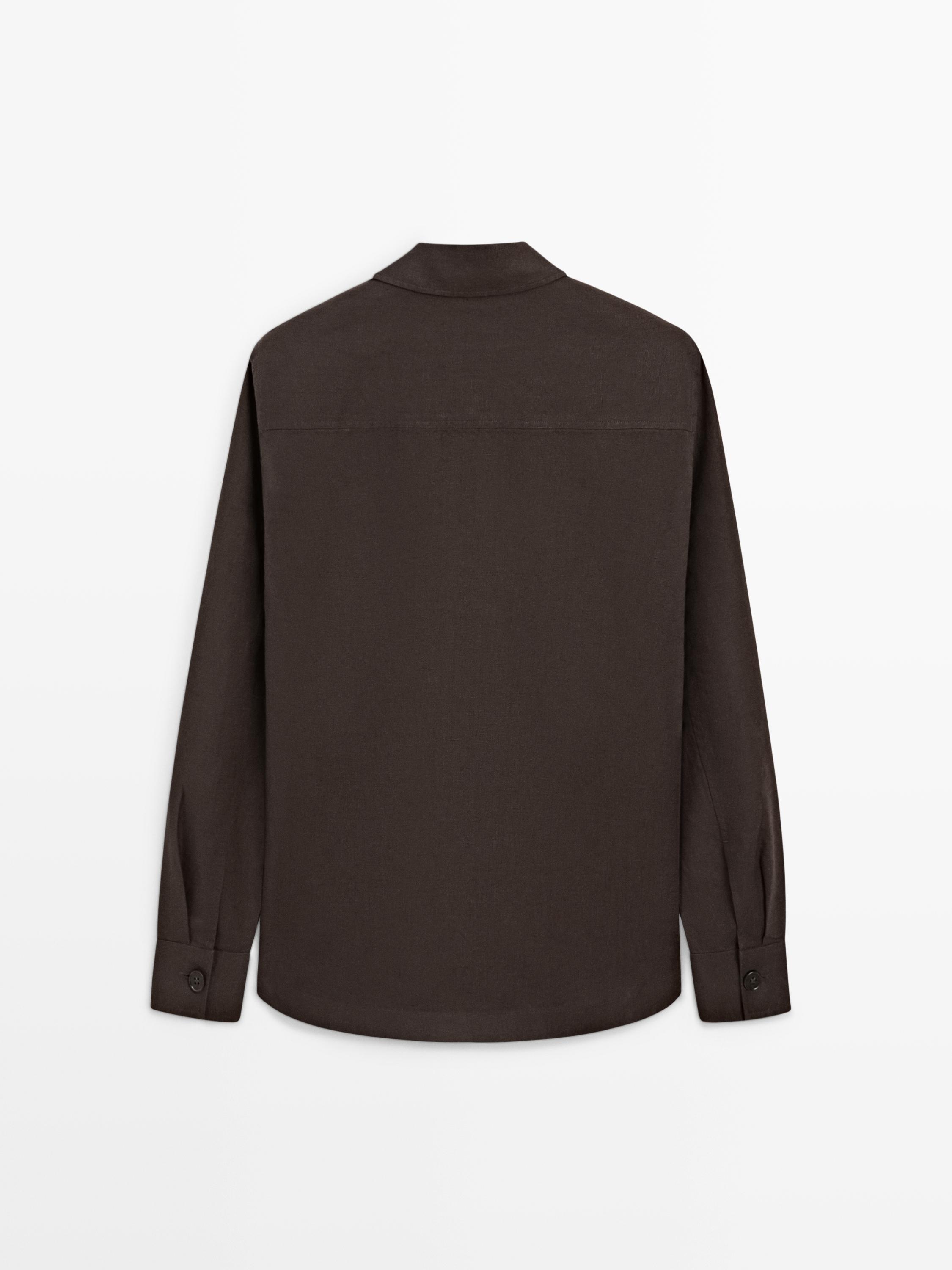 Vista posterior de camisa café de manga larga con puños abotonados.