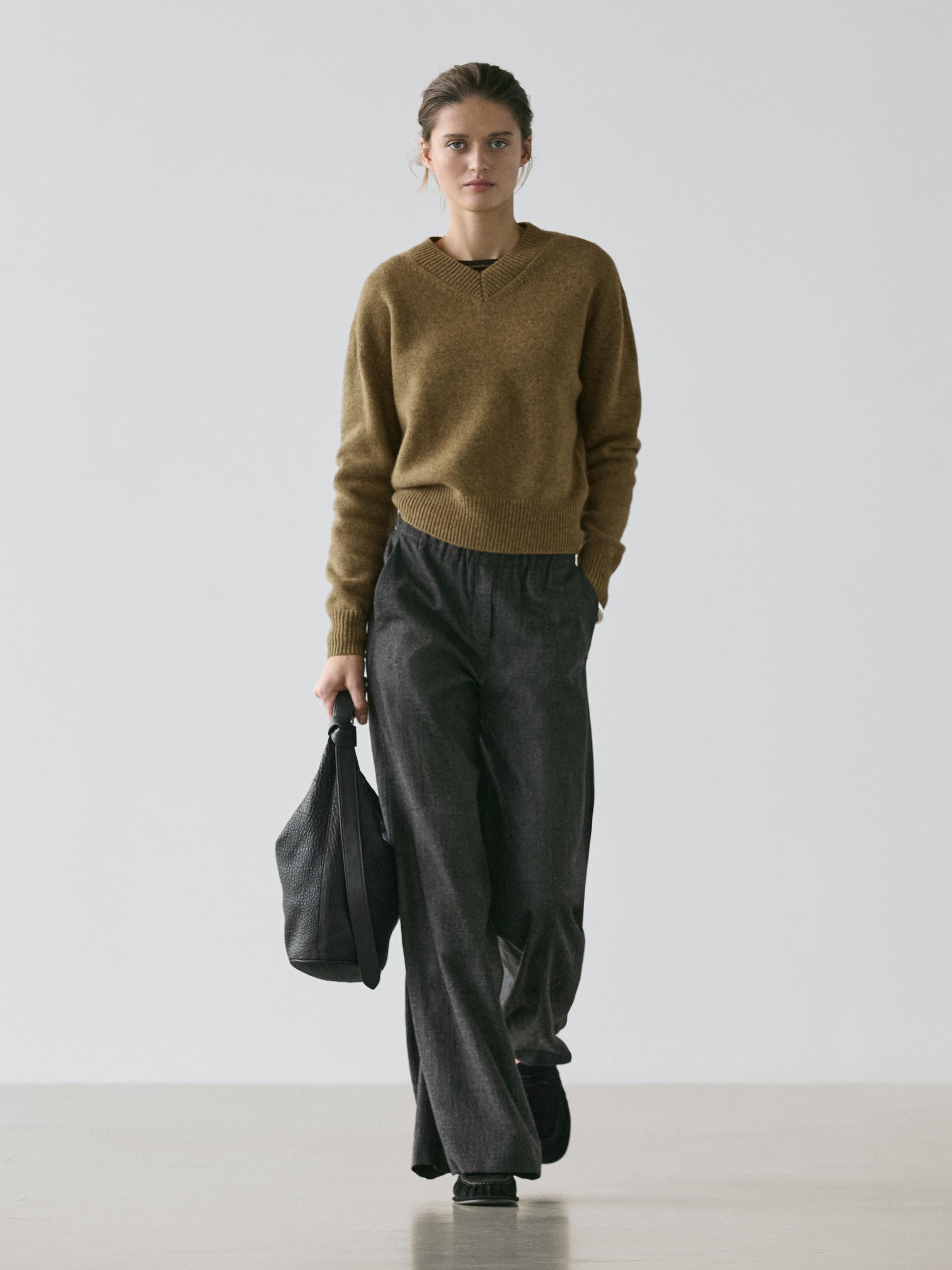 Sweter Z Wełnianej Dzianiny Z Dekoltem W Serek - Oliwkowy - Xs - Massimo Dutti - Kobieta