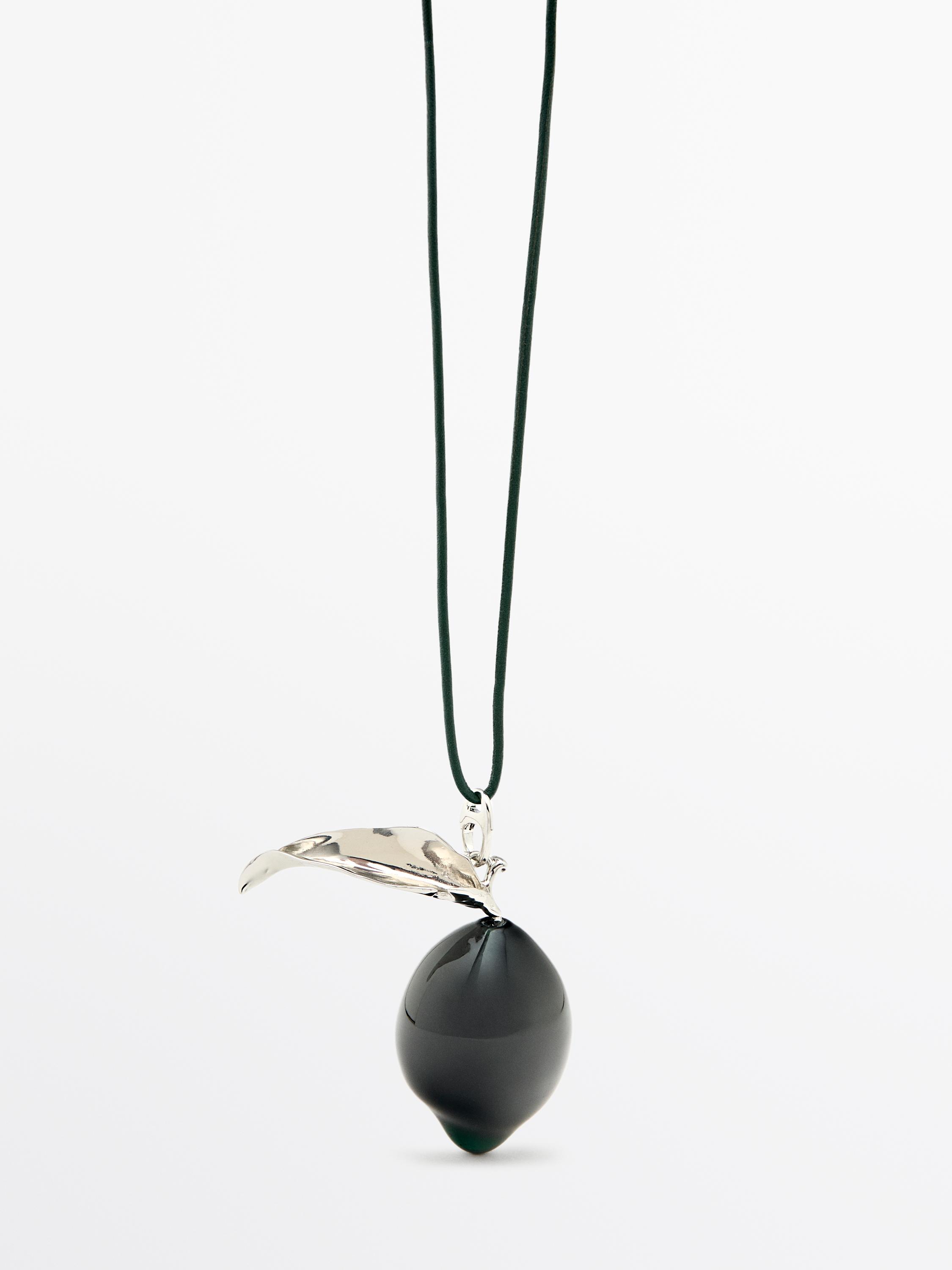Siyah meyve şeklinde sarkıt parçalı ve yaprak şeklinde gümüş detaylı siyah kordon kolye.