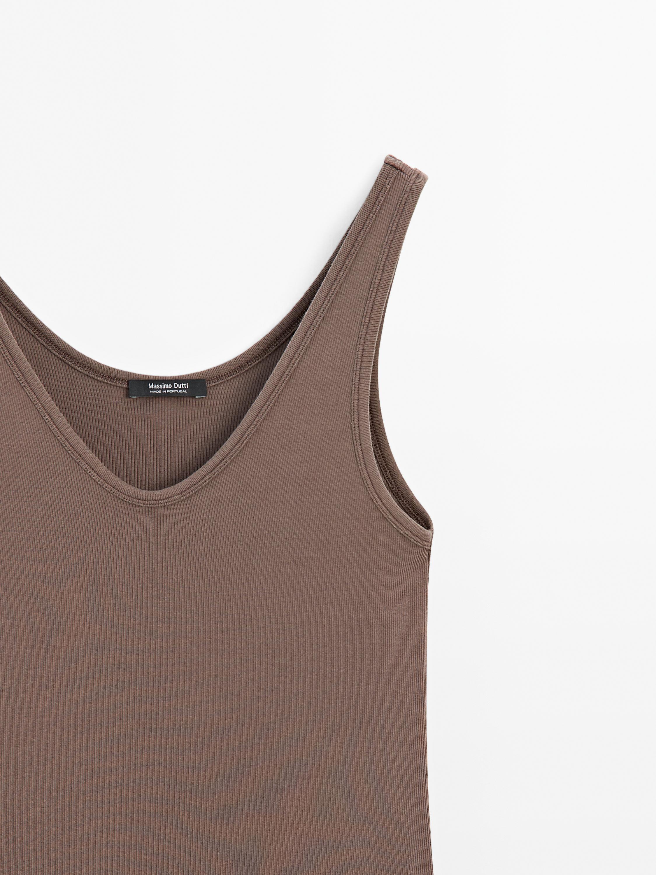 Ribbed top with neckline