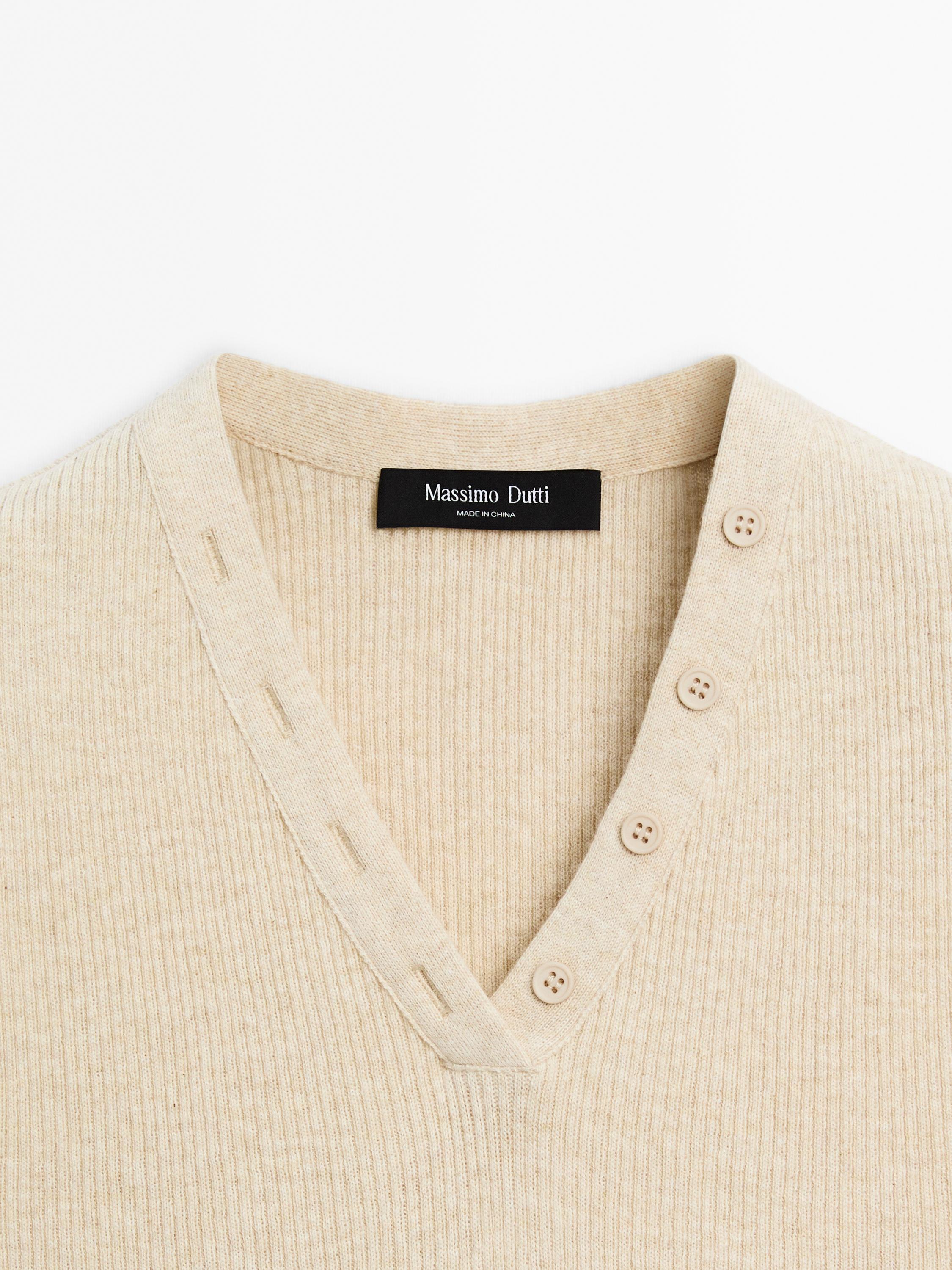 Ribbed top with collar detail