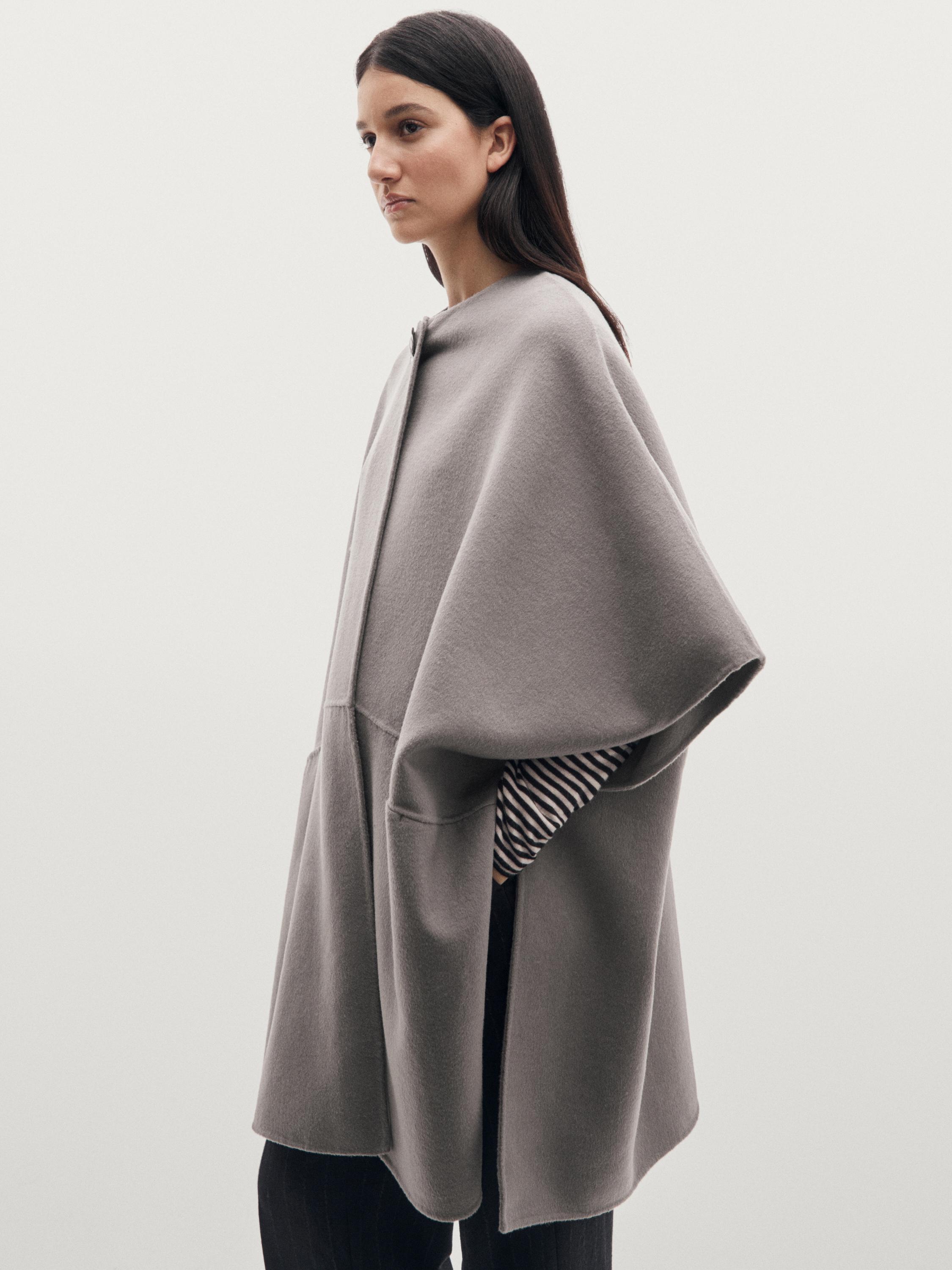 Cape laine avec bouton