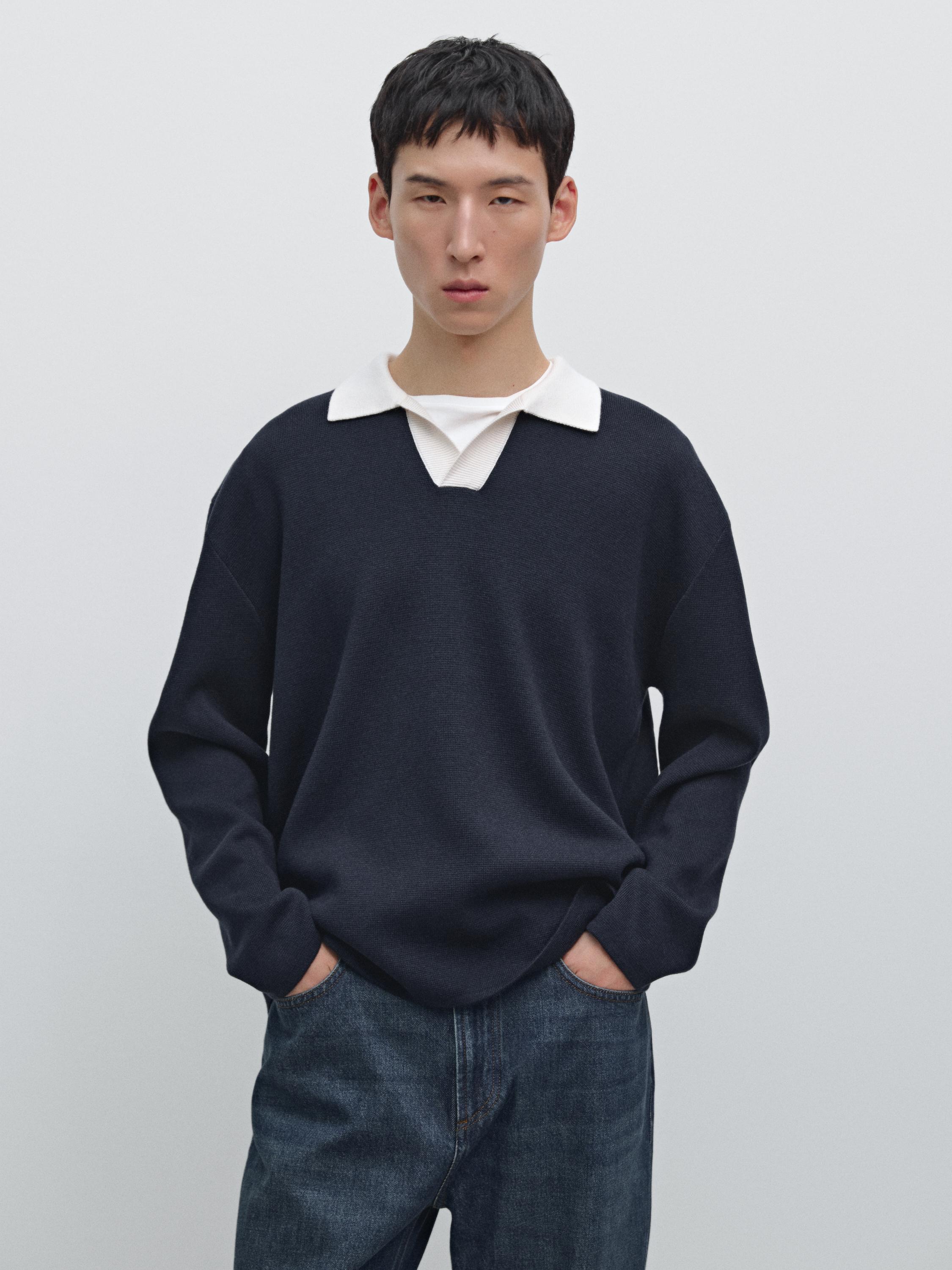 네이비색 스웨터, 화이트 폴로 칼라, 다크 블루 진 세트.