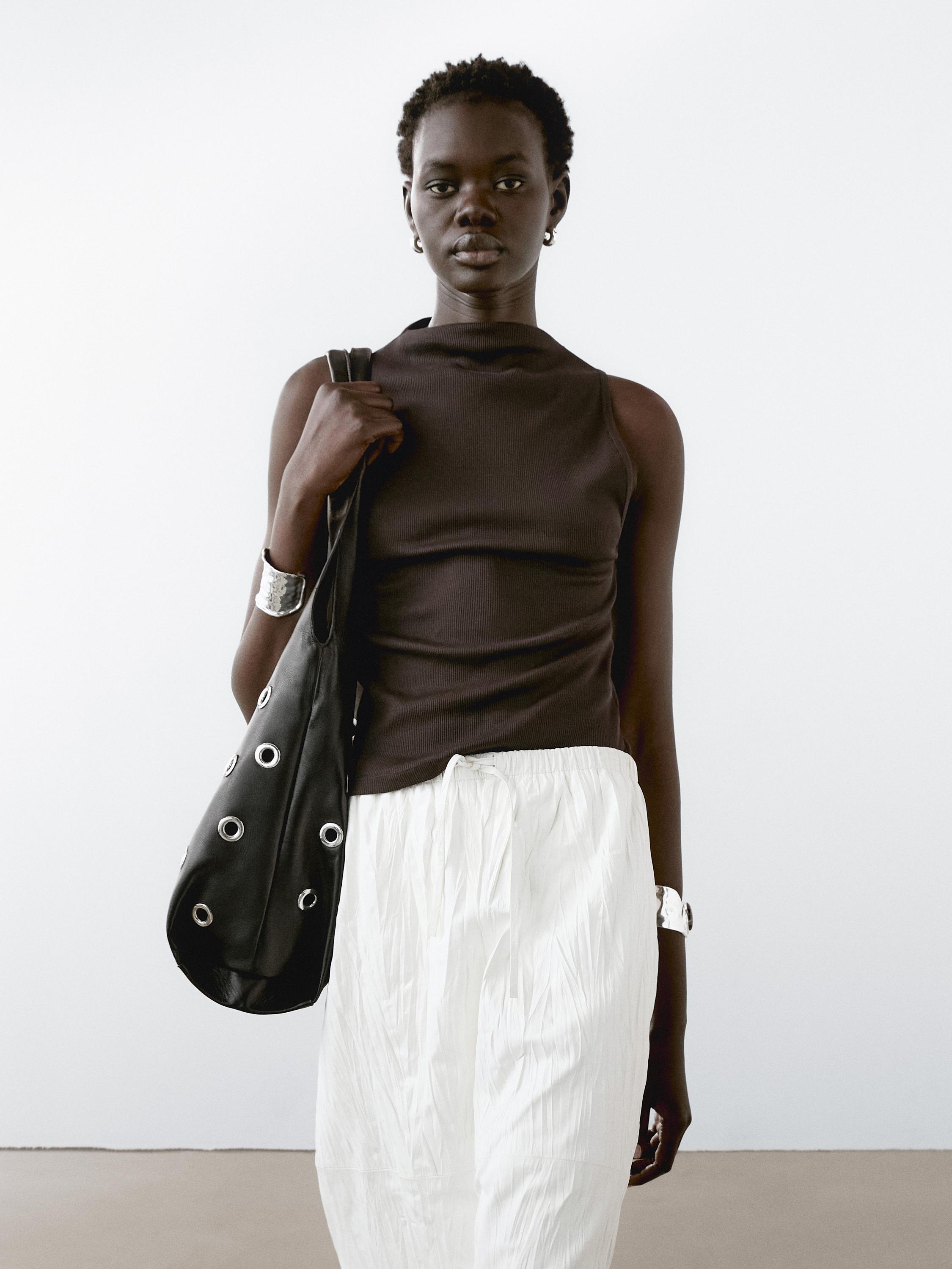 توب بحياكة مضلعة وياقة قمعية