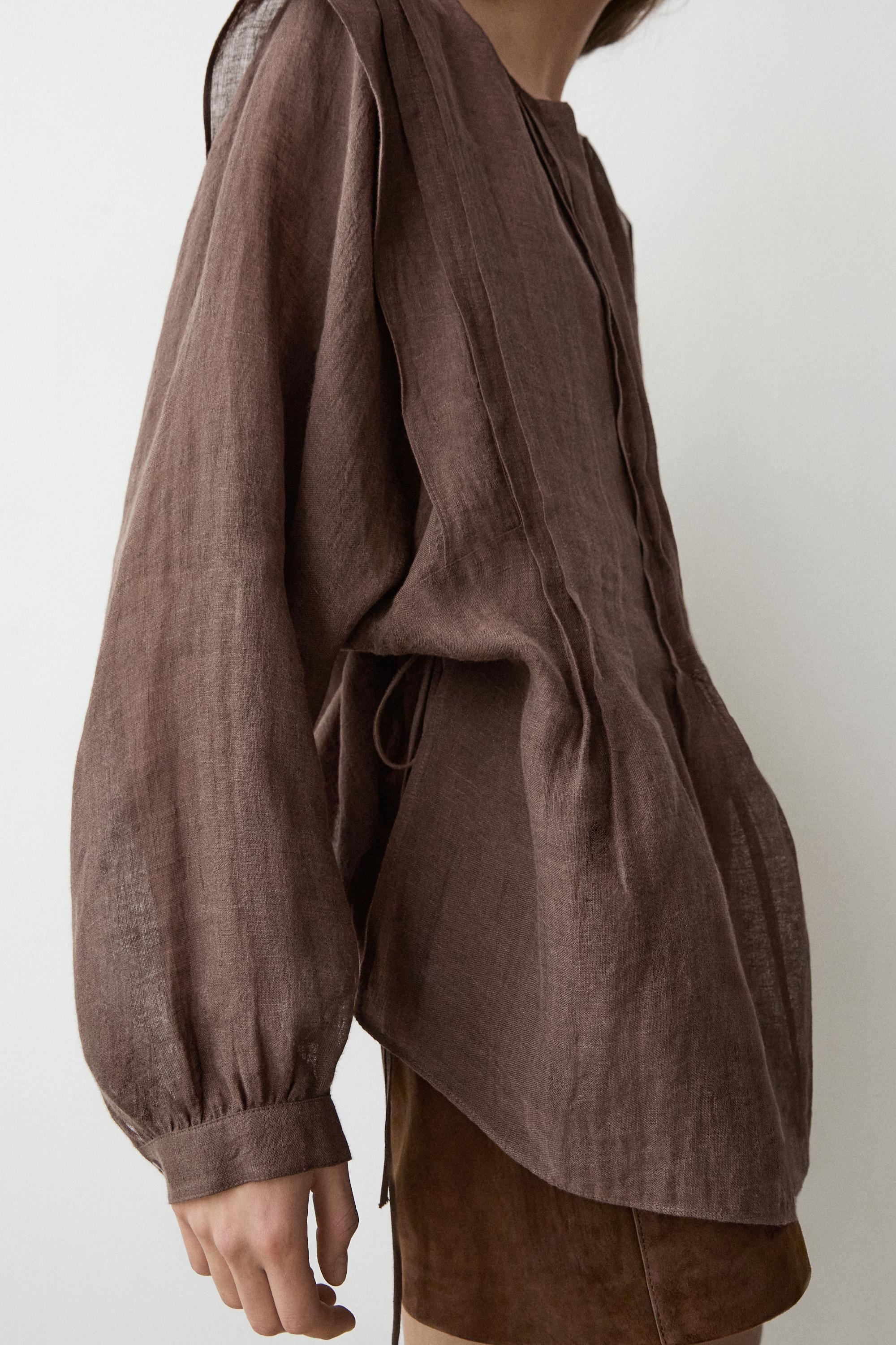Flowing oversize linen blouse with ruffles — BROWN
