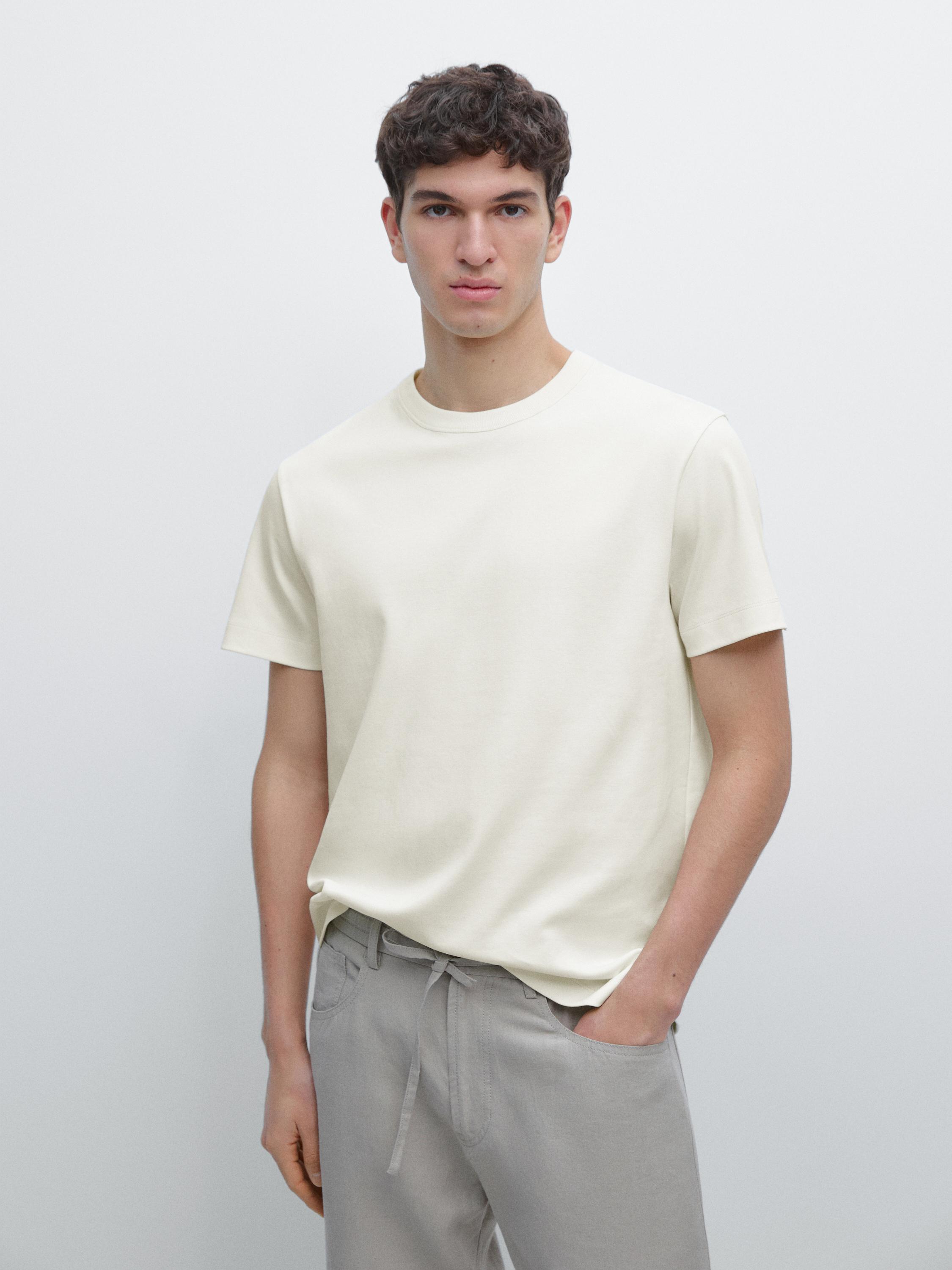 White short-sleeved T-shirt and gray pants set with side pockets.
