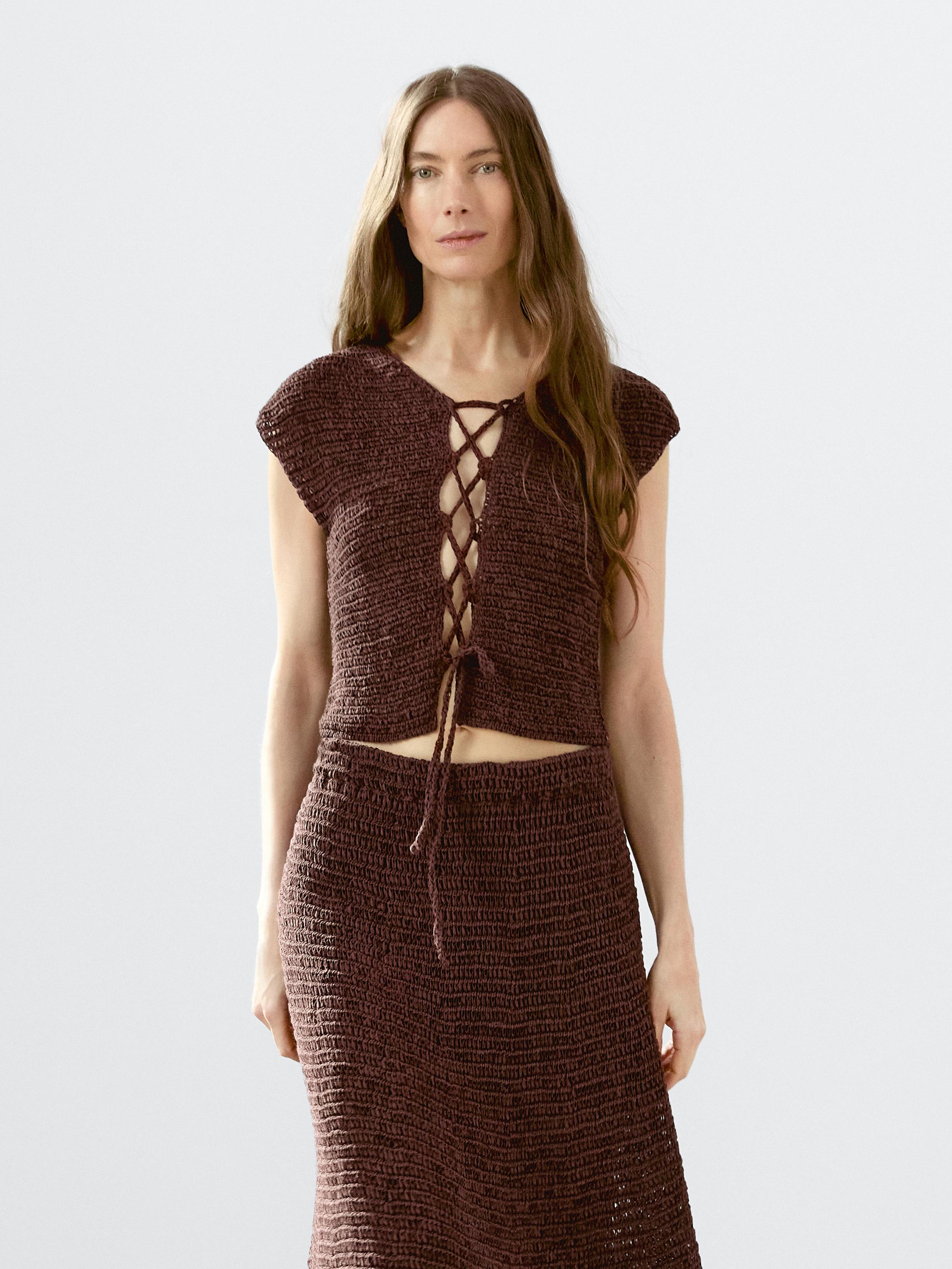 Veste sans manches lacée en crochet de coton mélangé