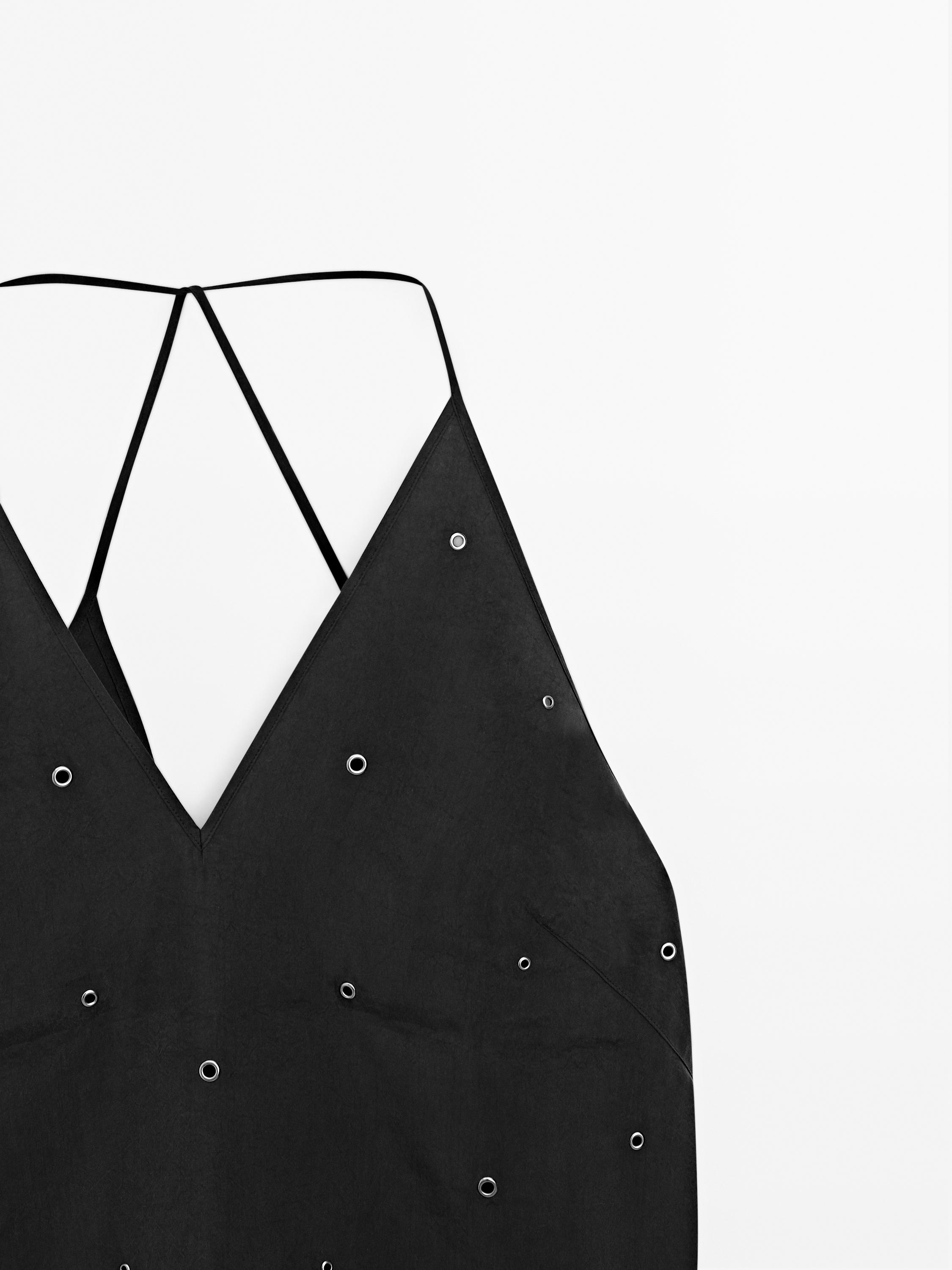Flowing top with eyelets