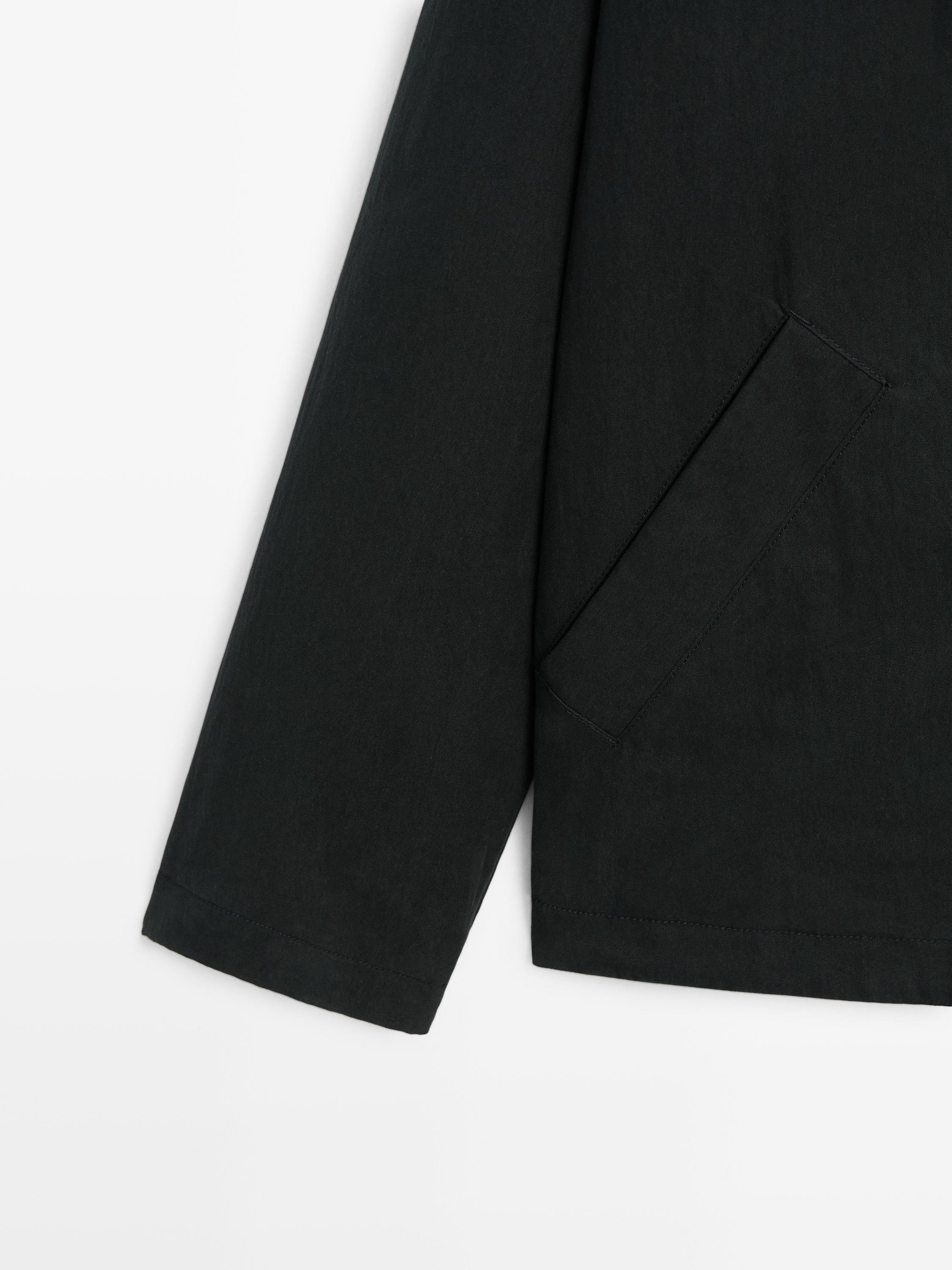 Giacca con dettaglio sul collo in pelle