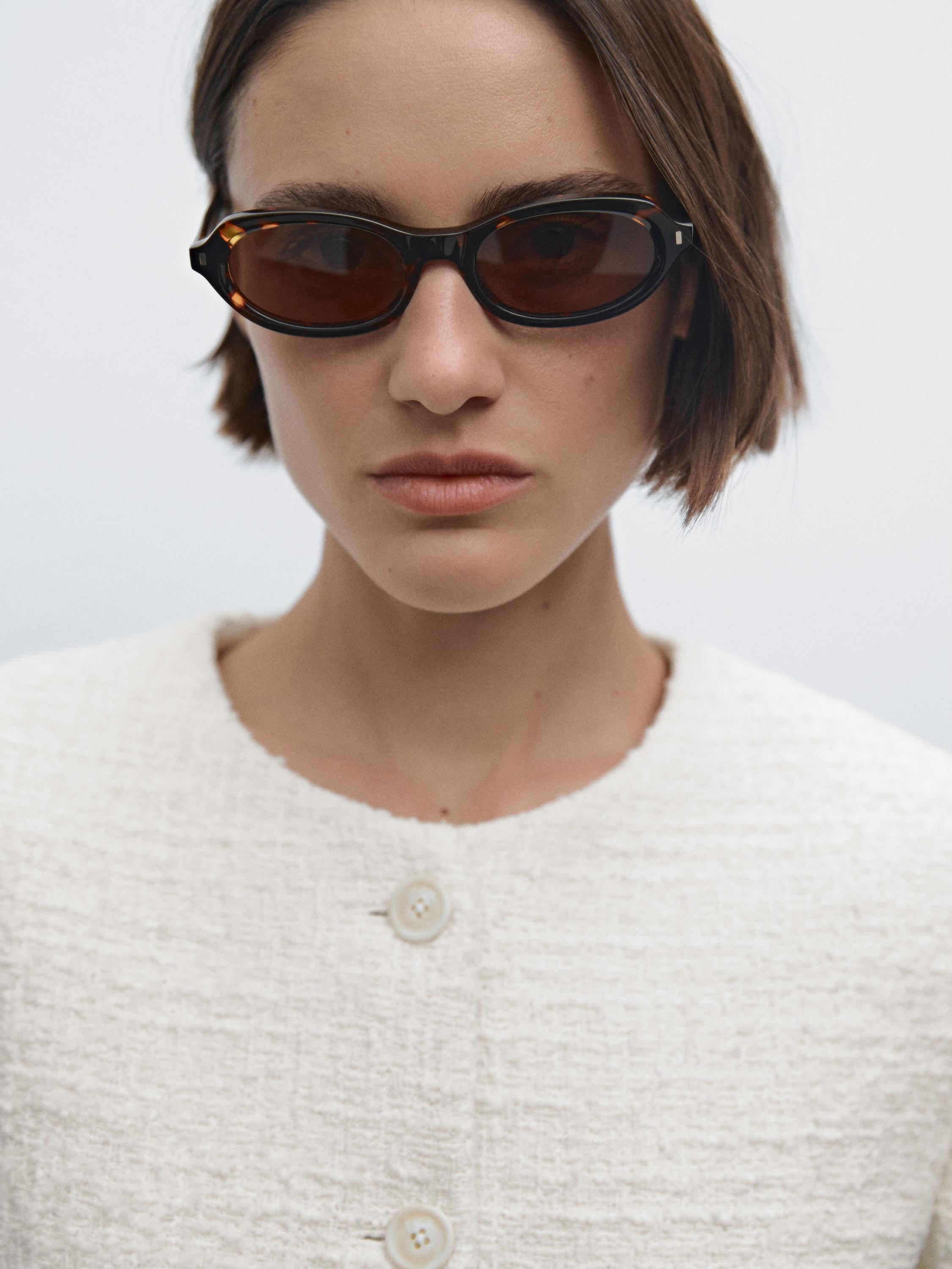 Cropped jacket with matching buttons