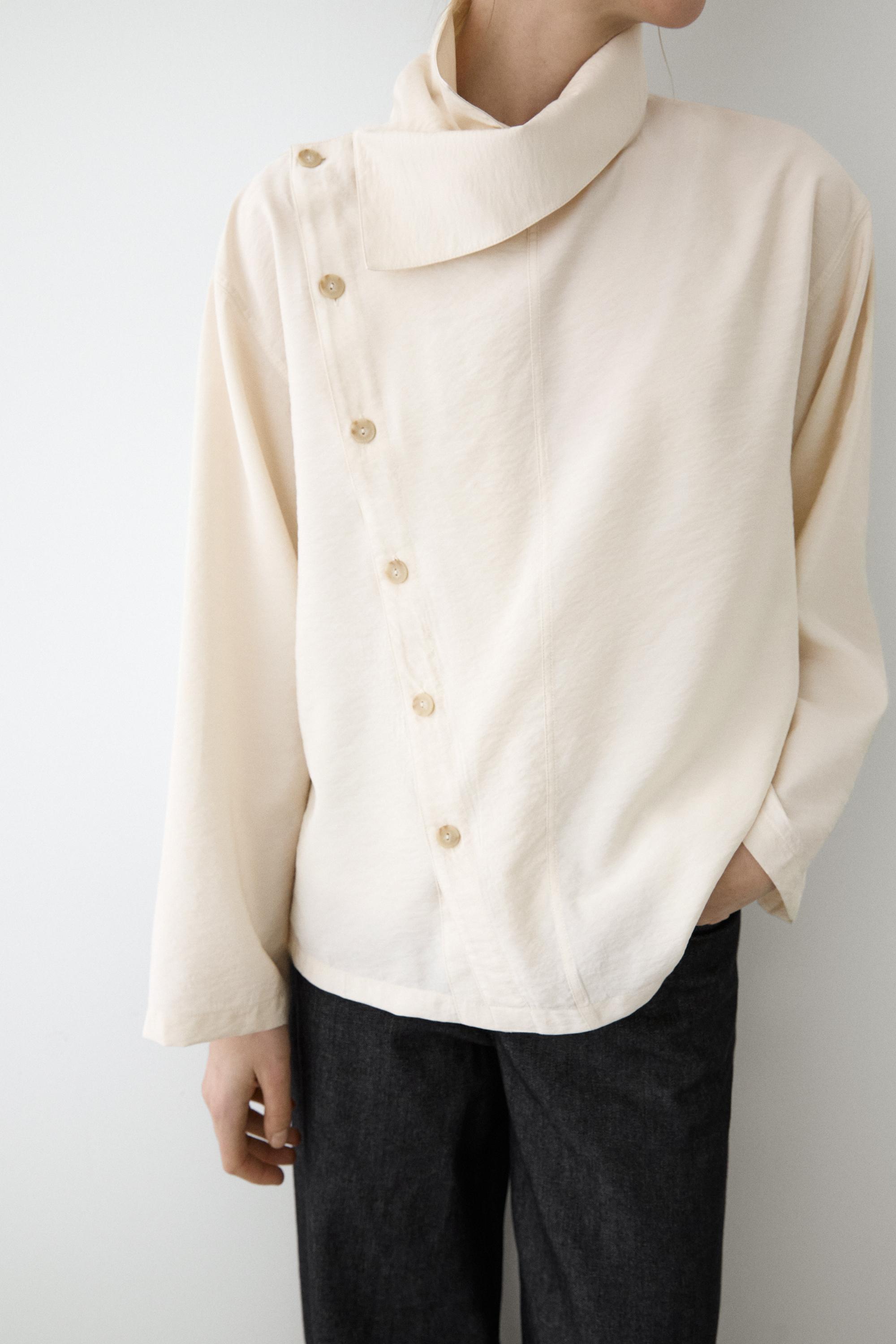 Asimetrik düğmeli dökümlü gömlek