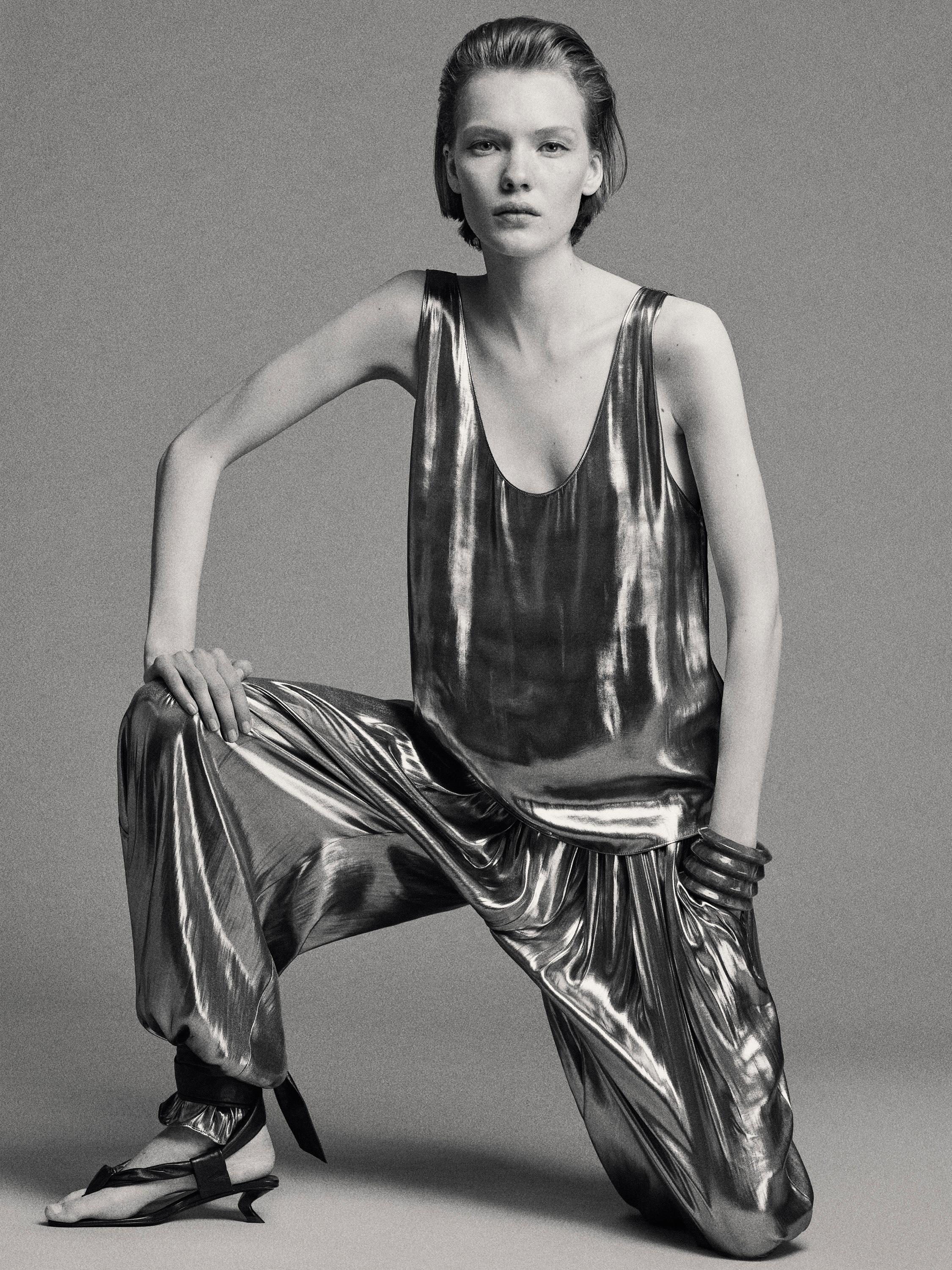 Fließende Metallic-Hose mit Raffungen