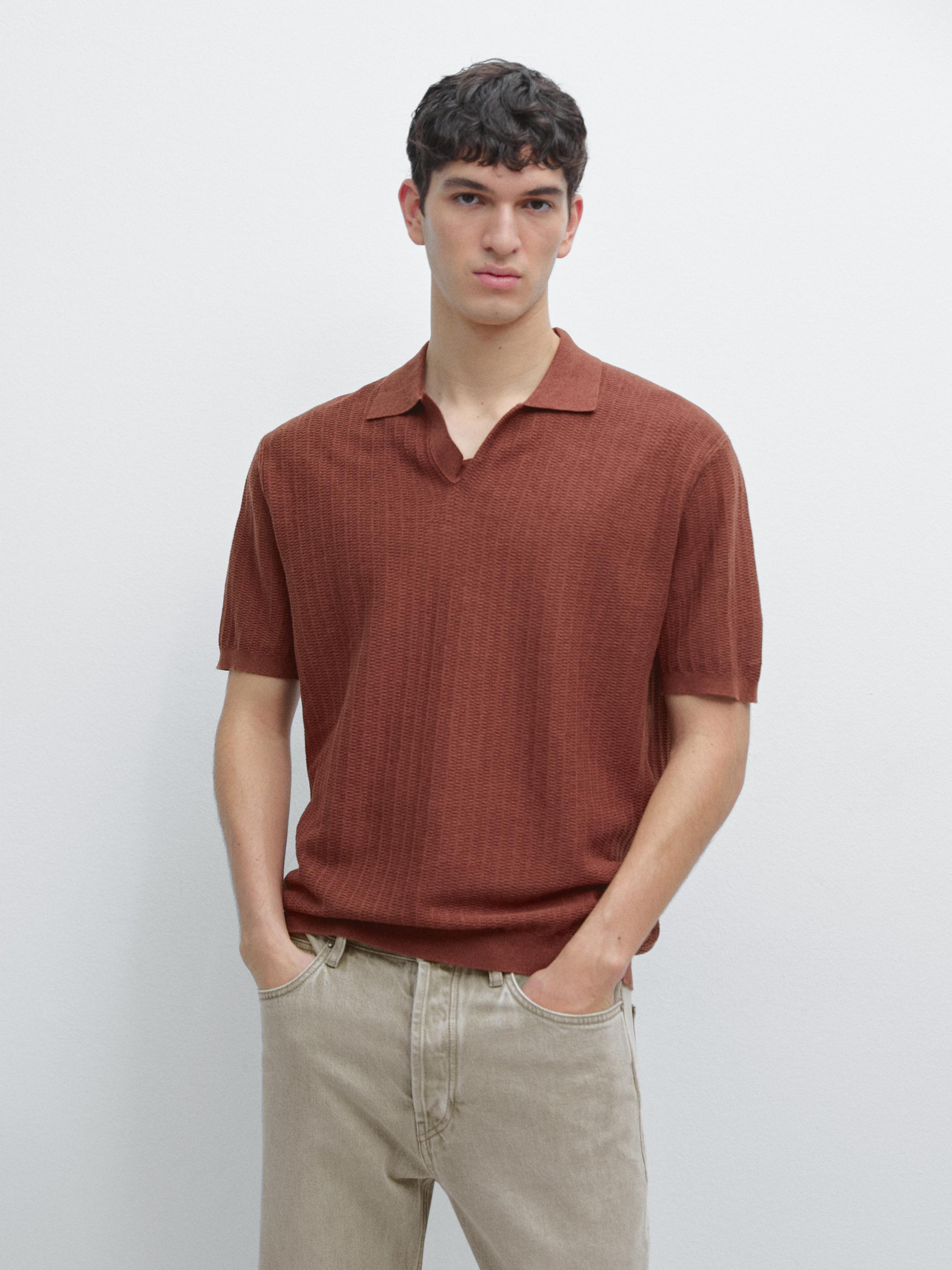 Conjunto de polo rojo vino de punto con cuello abierto y mangas cortas, combinado con pantalones beige.