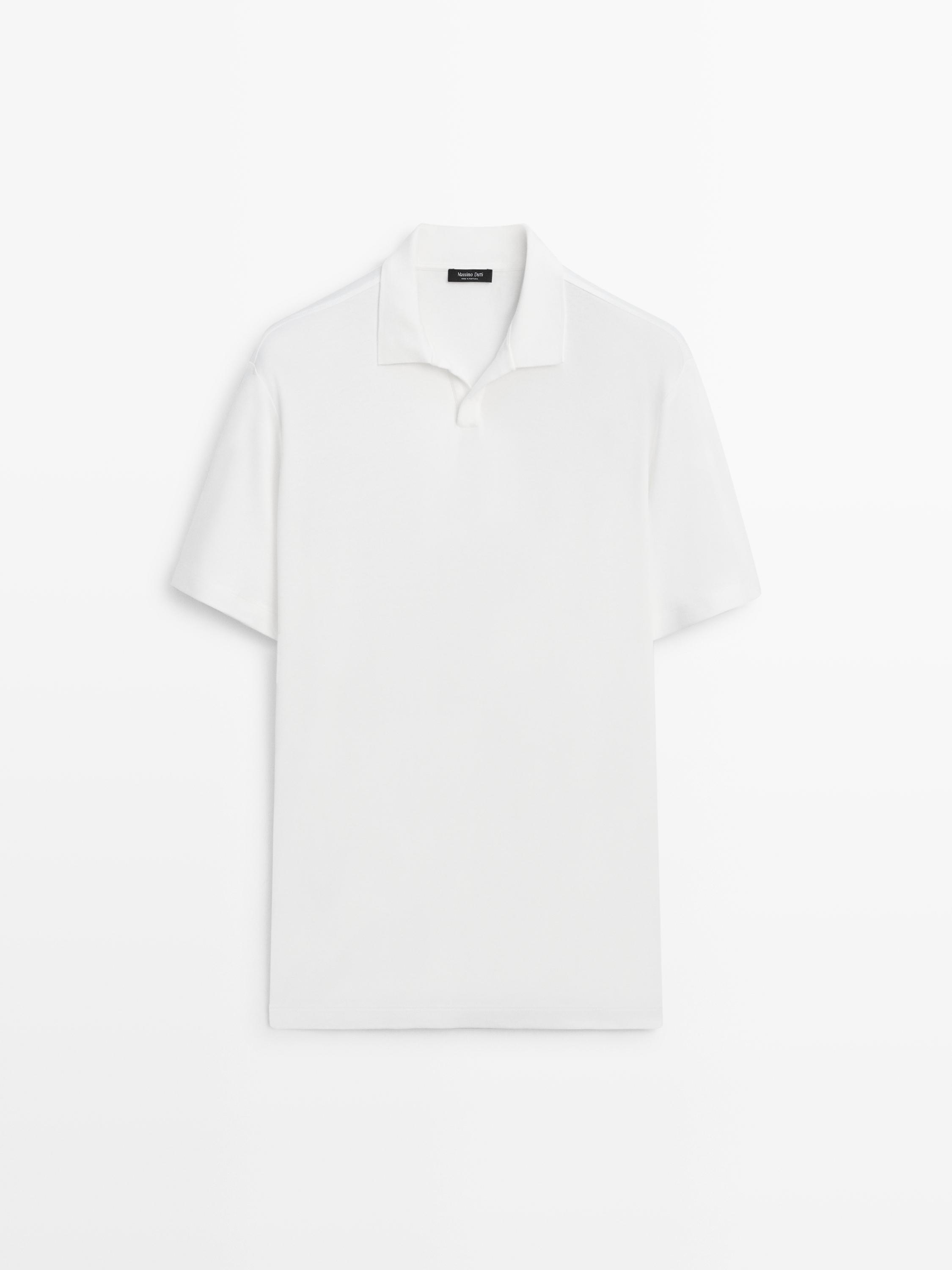 Vista frontal de polo blanco hueso de manga corta con cuello clásico.