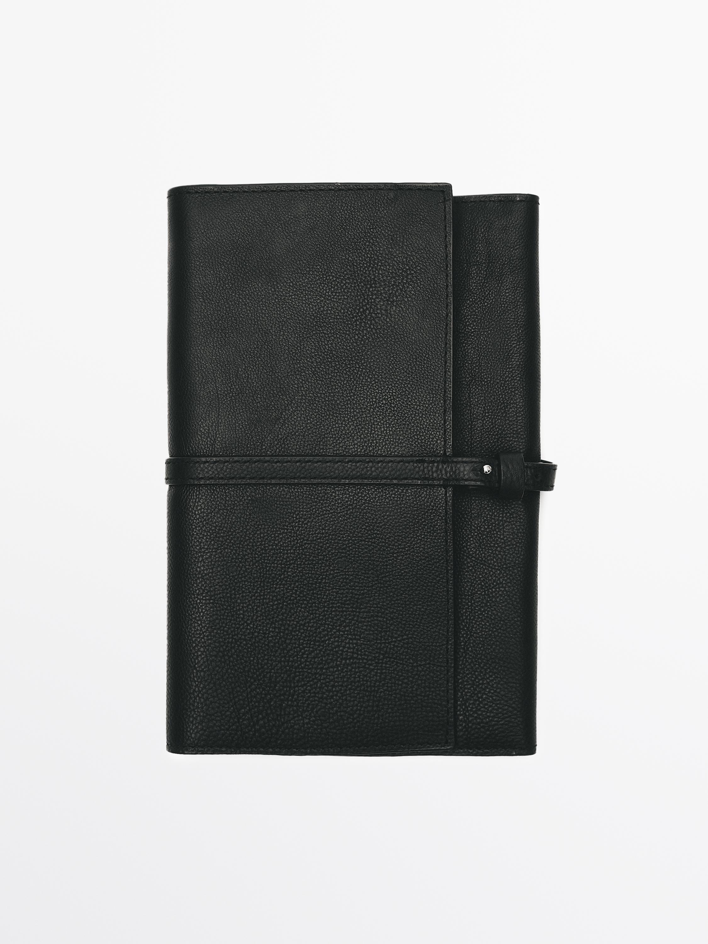 Vista frontal de funda de viatge negra amb tancament de corretja.