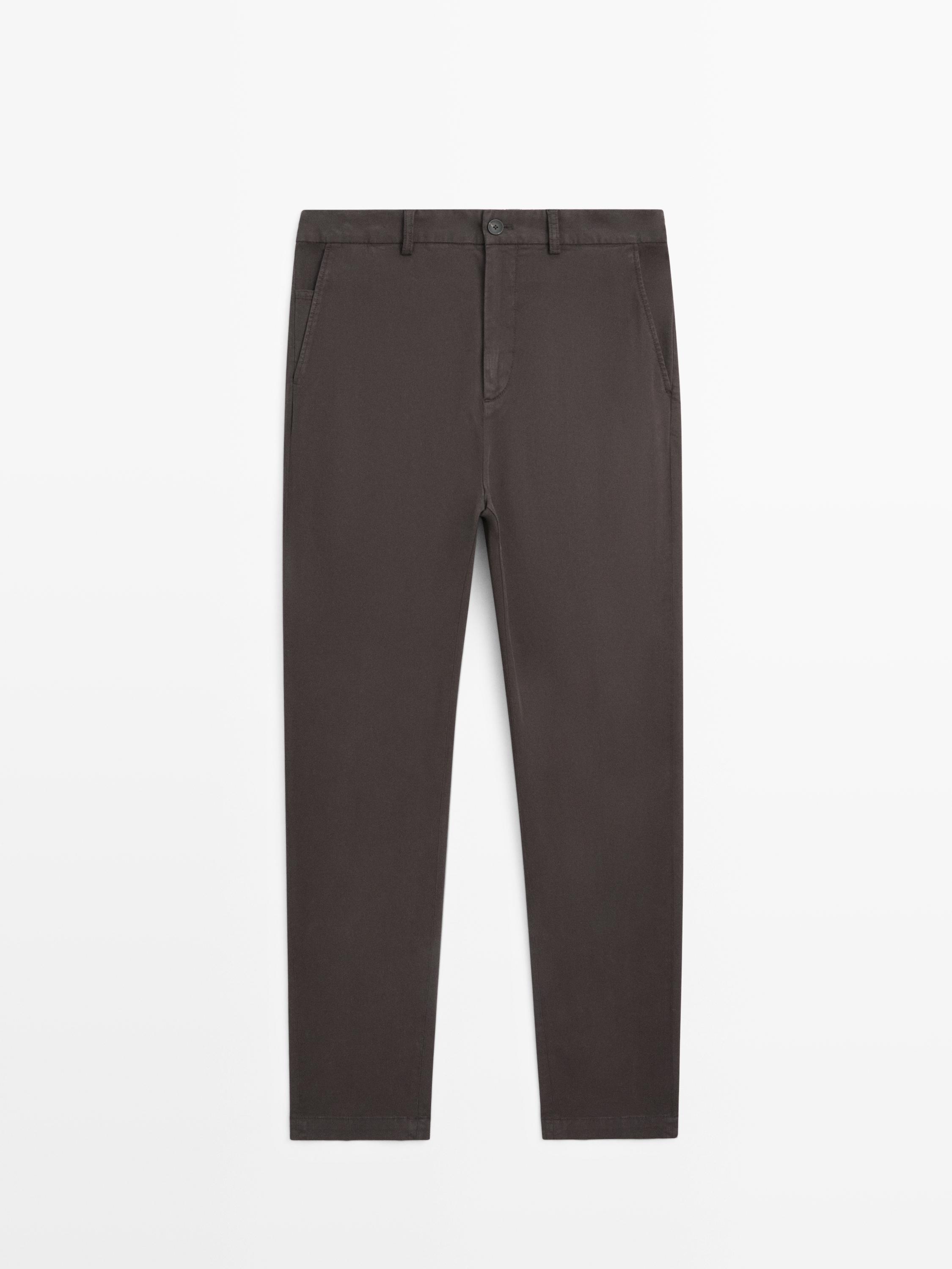 Vue de face d'un pantalon jogger marron avec poches latérales et fermeture boutonnée.