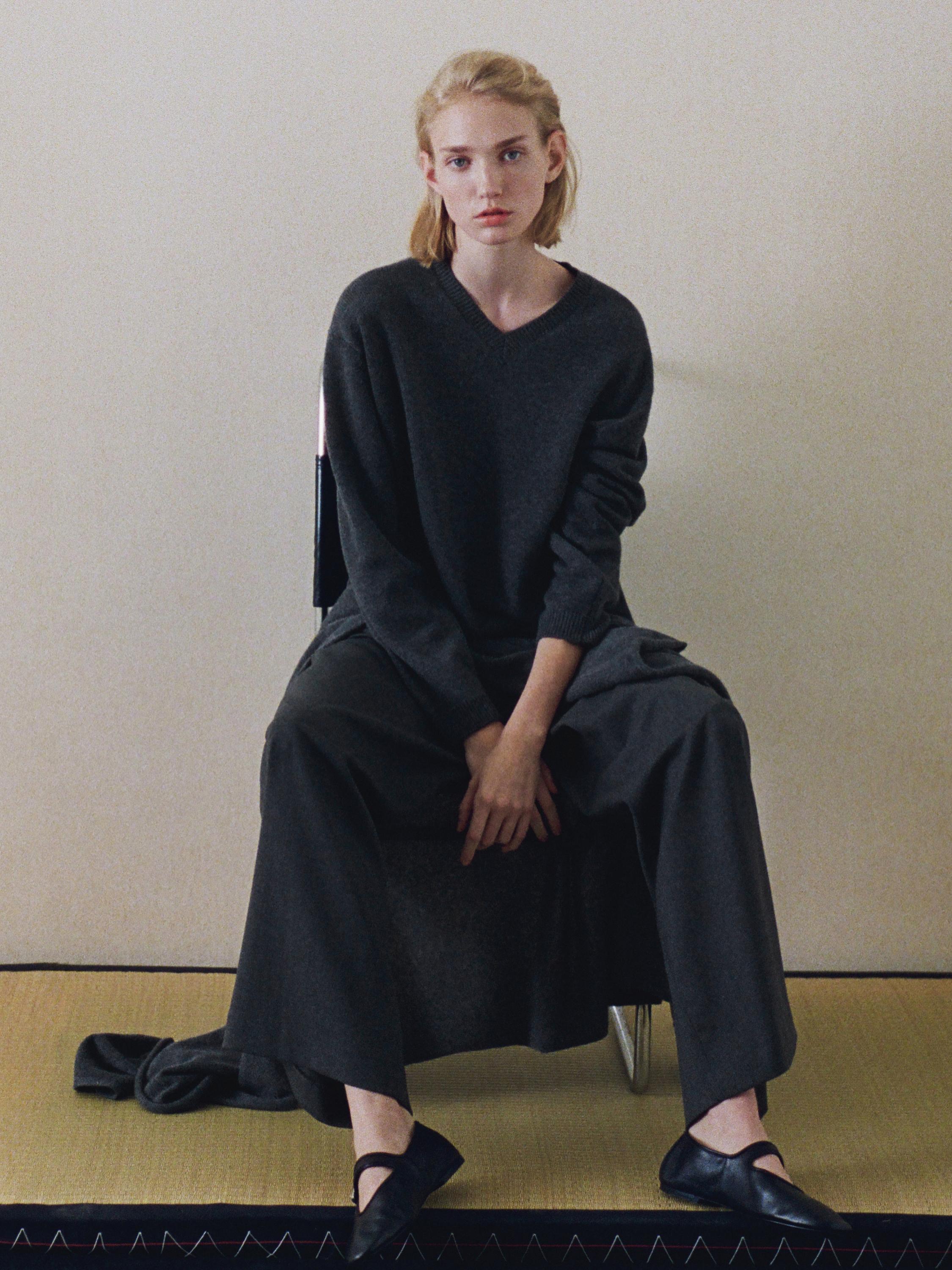 Knit 100% cashmere V-neck sweater
