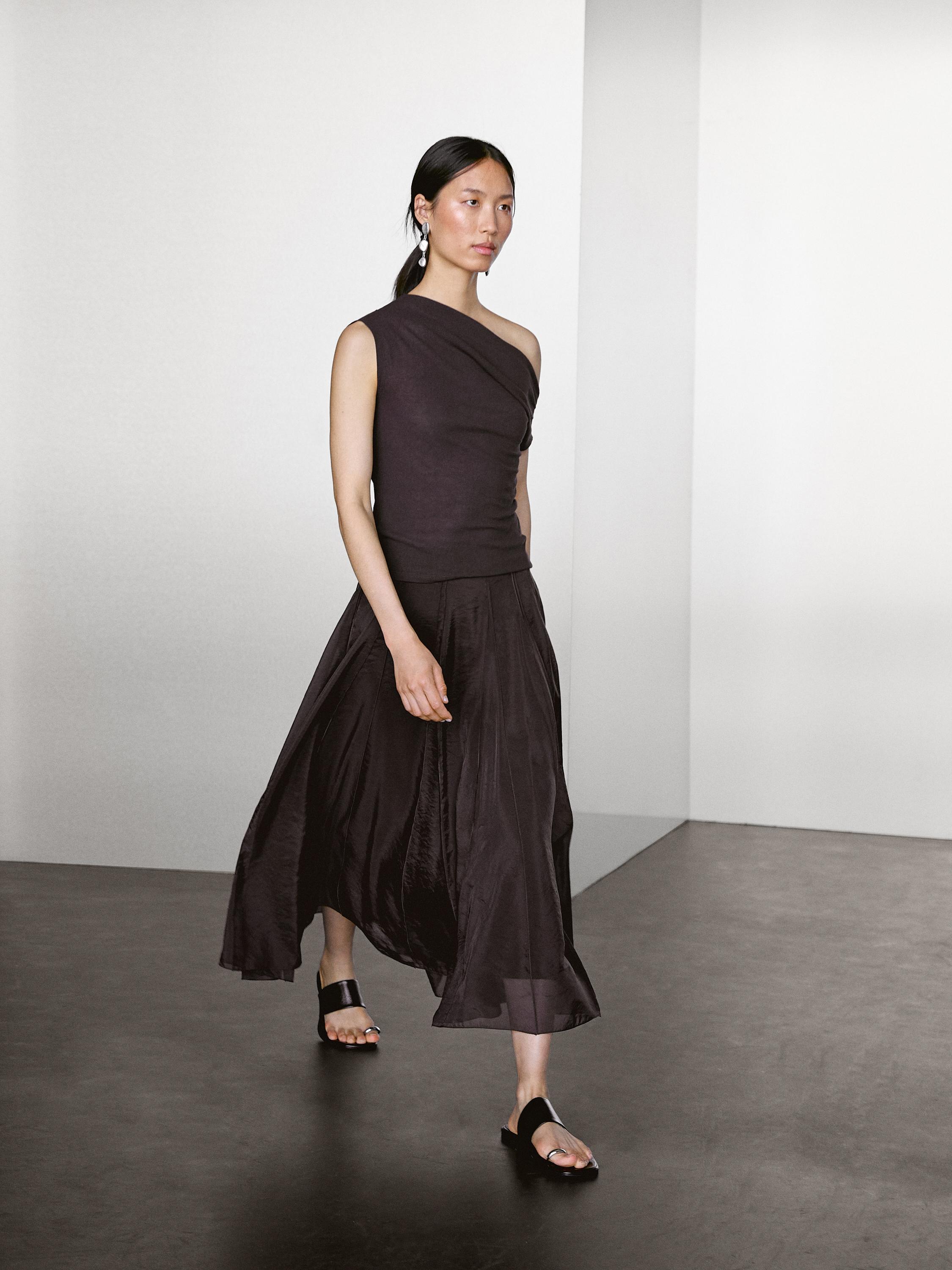 Long voluminous skirt with godet detail