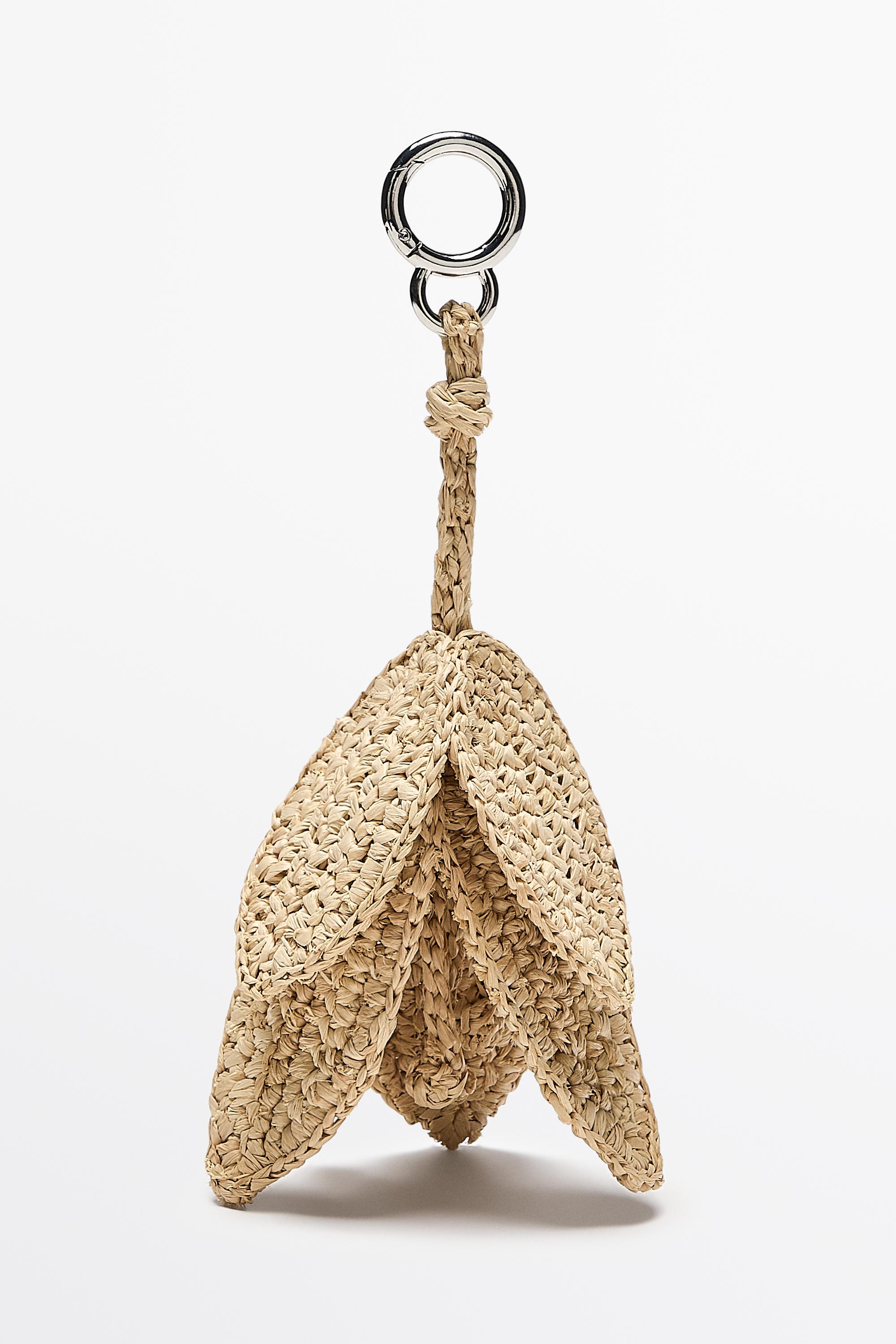 Raffia flower charm — BEIGE