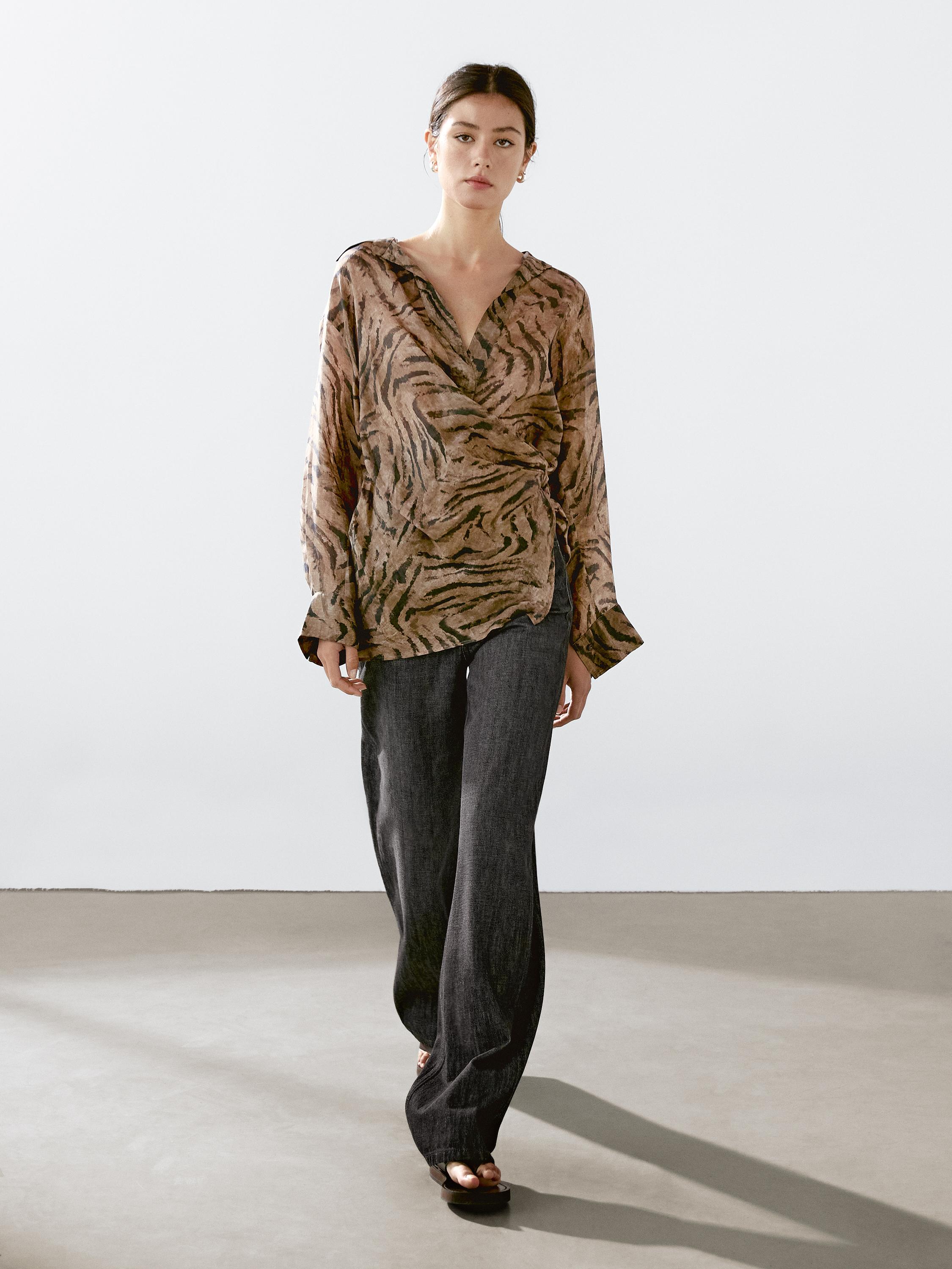 Fließender Kimono in Jacquard mit Schmuckknopf