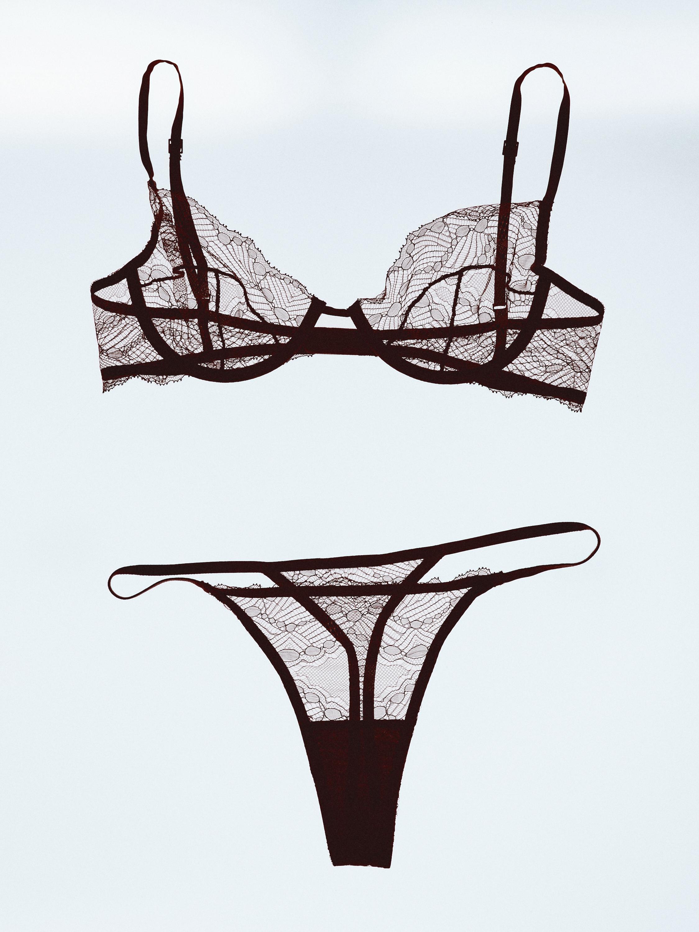 Vista frontal de multzo beltza lentzeria parpailaduna, tirante erregulagarriak dituen bularretako batez eta tanga motako kulero batez osatua.