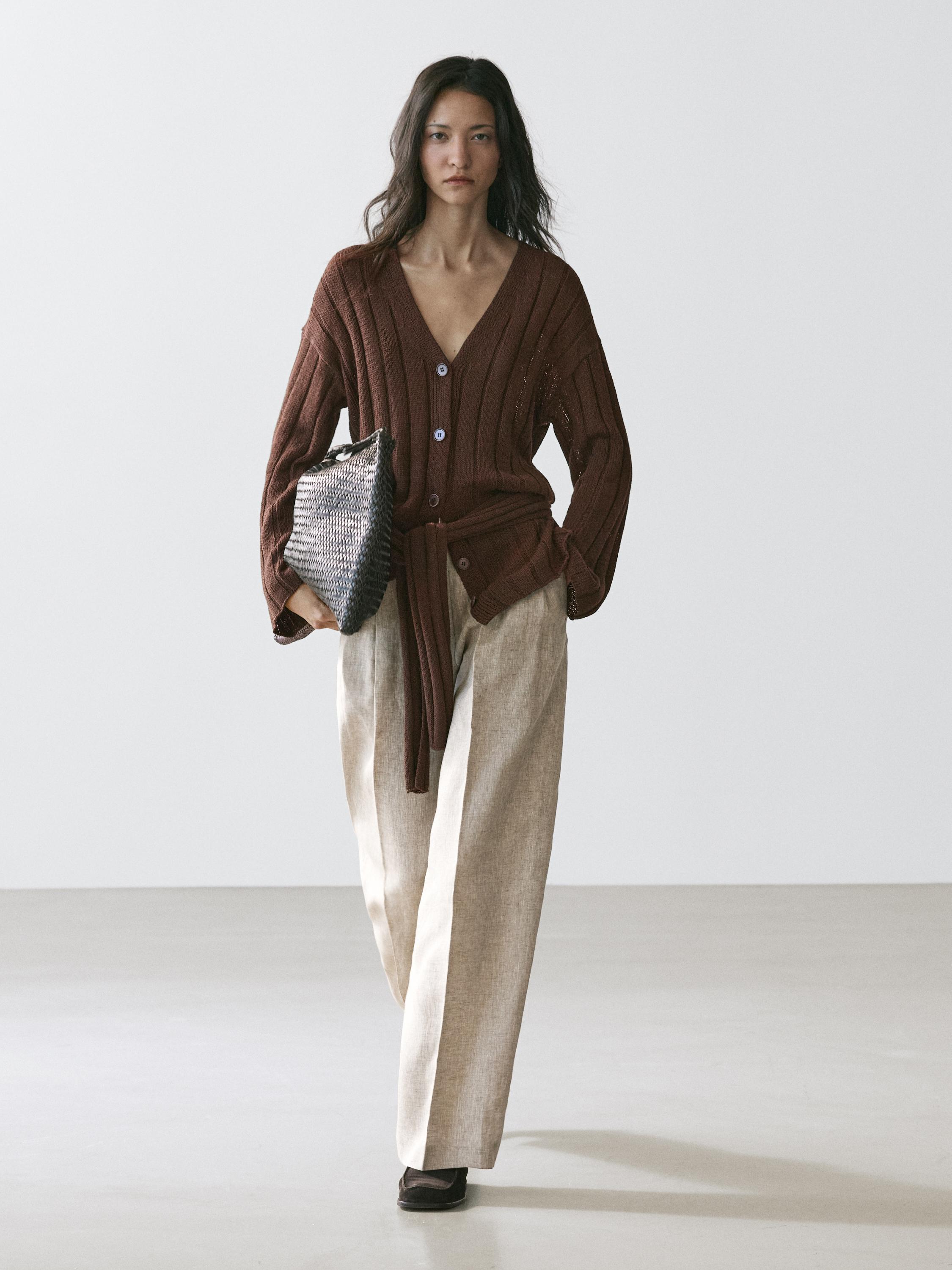 Braunes Strickjacken-Set mit Knöpfen und beiger Hose mit weitem Bein.