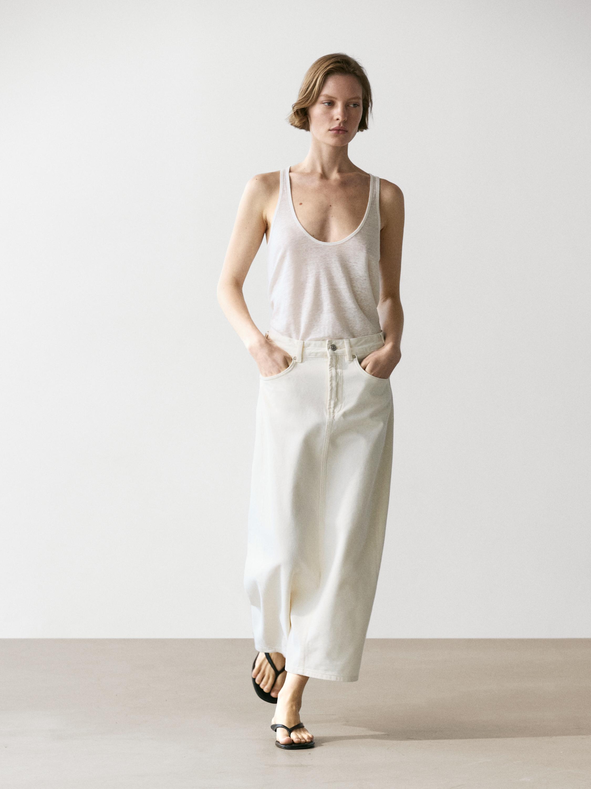 Conjunt de faldilla midi crua barrel fit amb butxaques laterals i samarreta de tirants blanca.