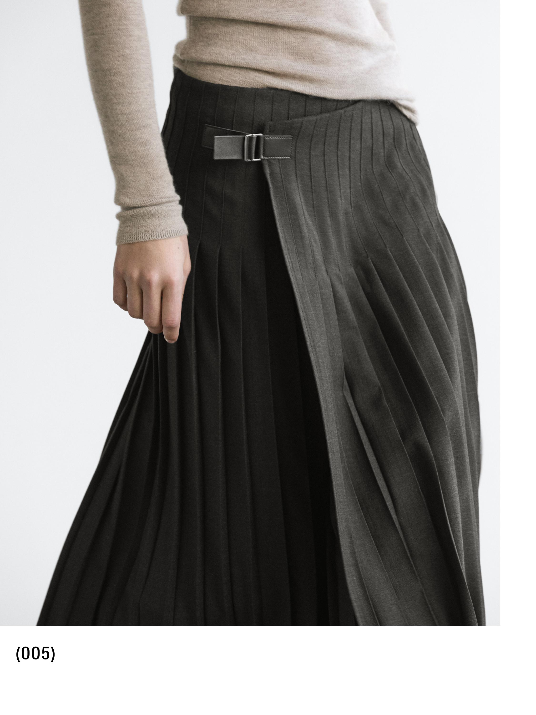 Pleated midi skirt with appliqué — GREY