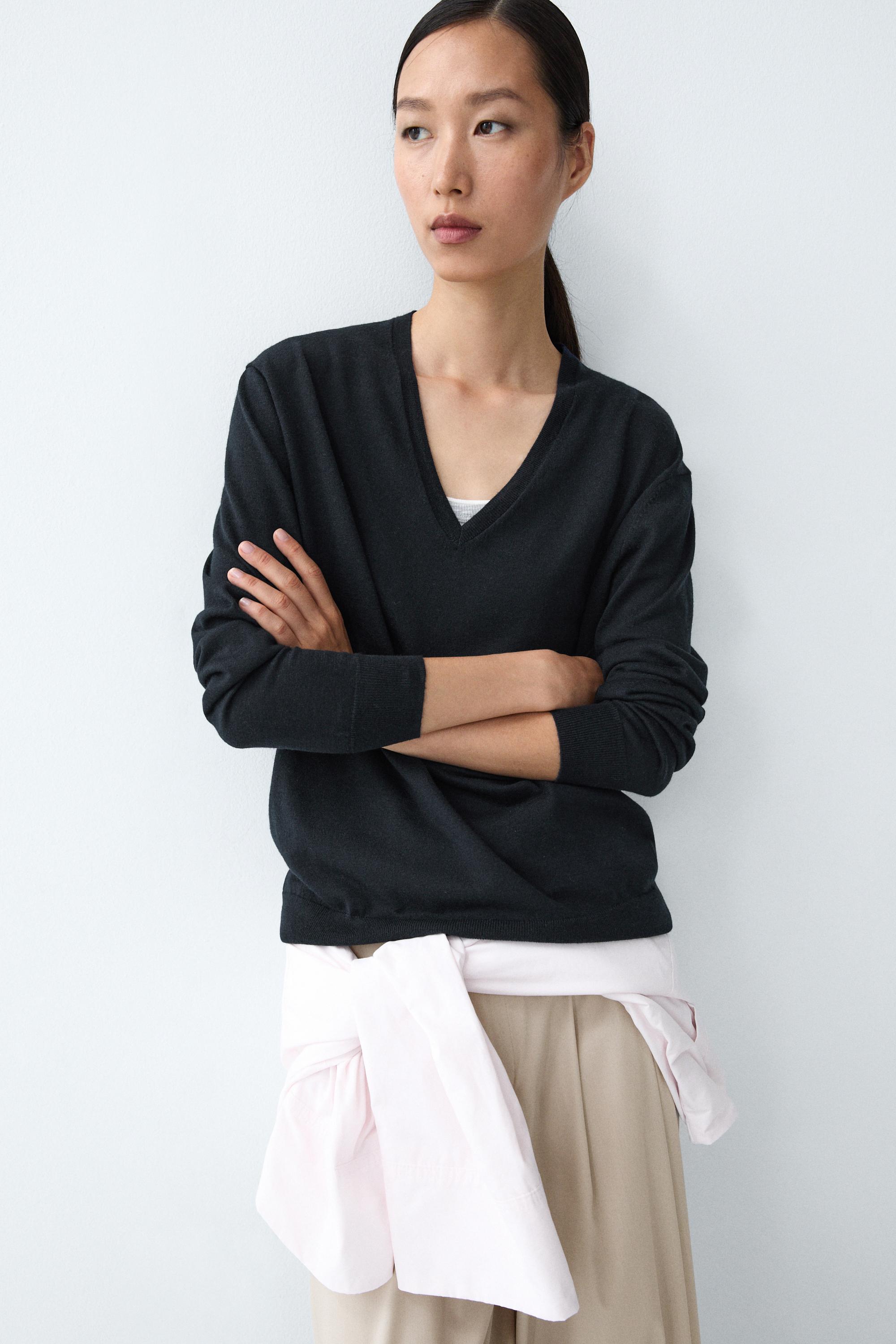 V-neck knit sweater — NAVY BLUE