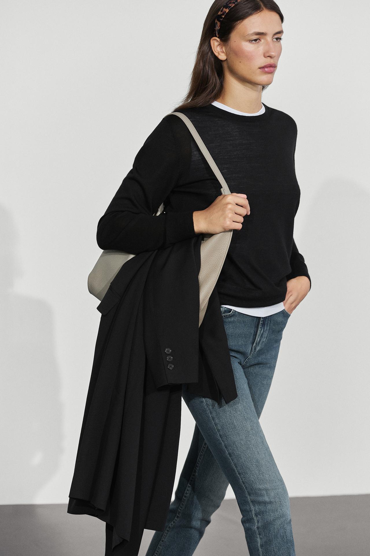100% wool knit round neck sweater — BLACK