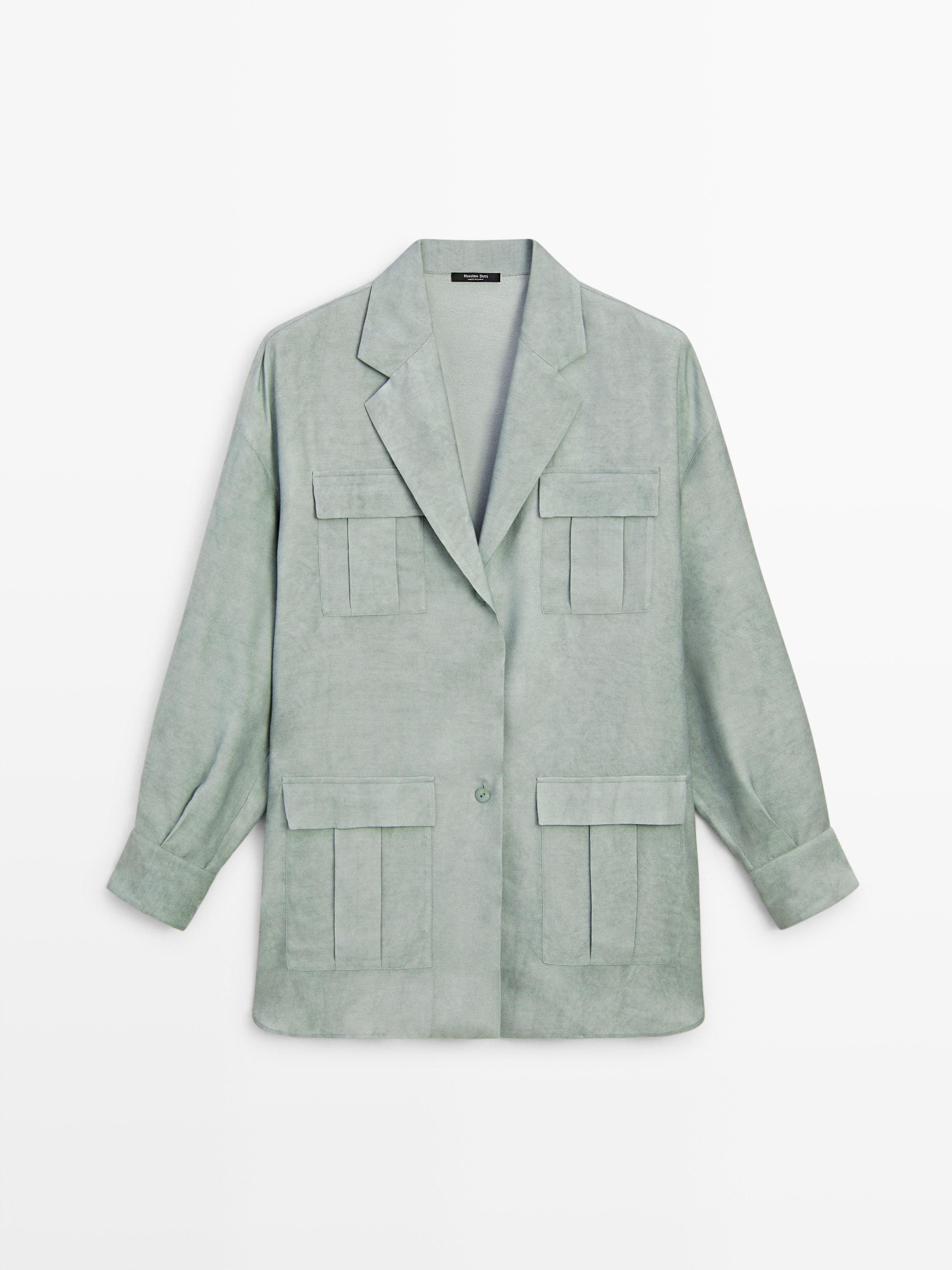 إطلالة أمامية لقميص جاكيت فستقي بياقات، وجيوب أمامية بغطاء علوي وأكمام طويلة.