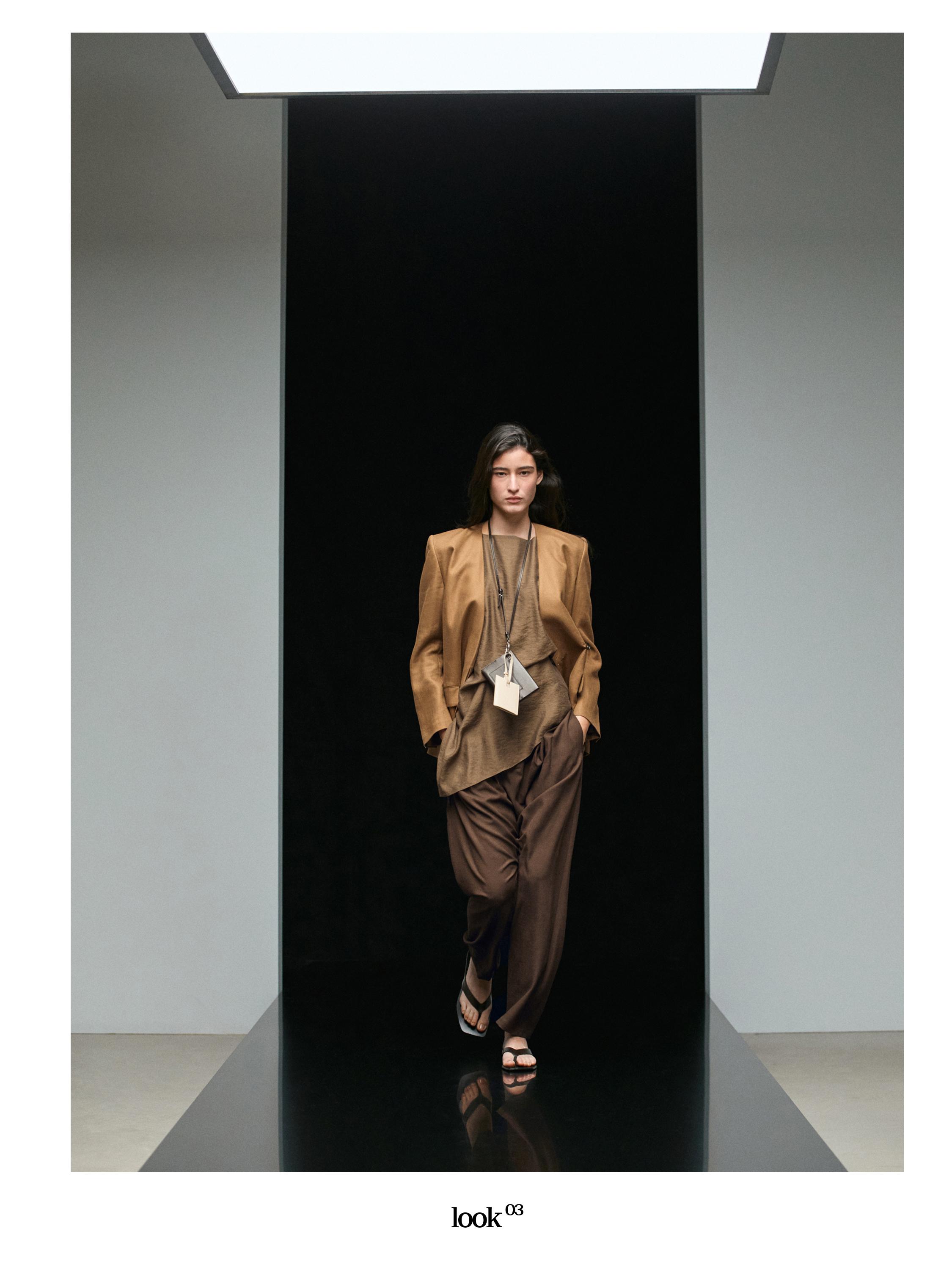 Conjunto de chaqueta café claro, playera café oscuro y pantalones holgados cafés.