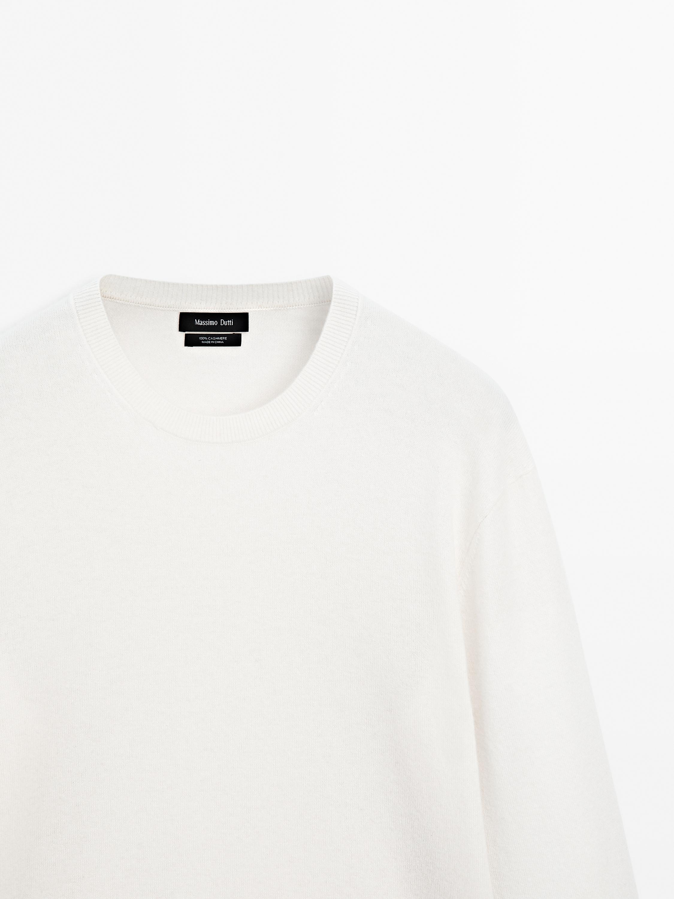 Cashmere knit sweater with a crew neck