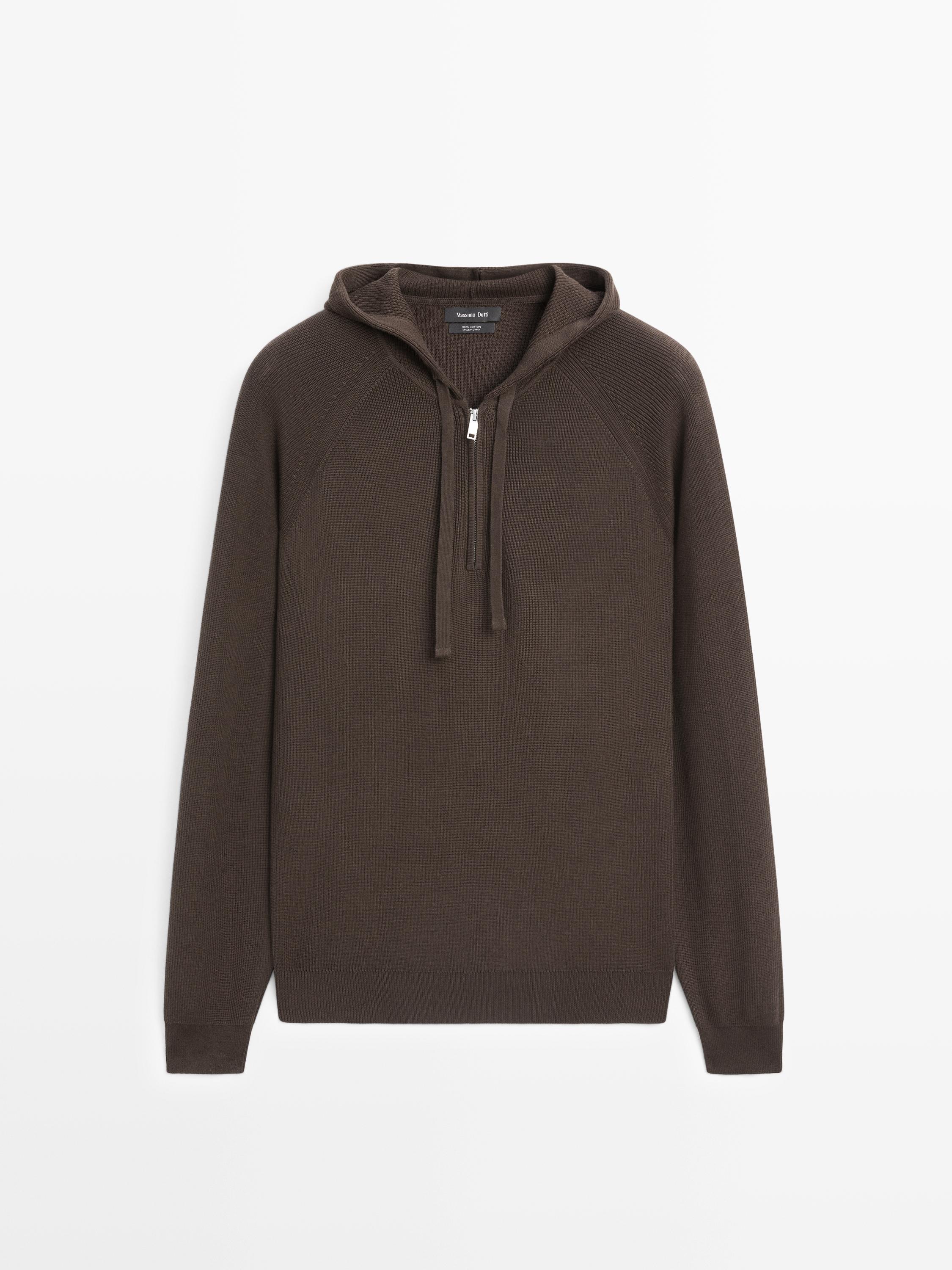 Vue de face d'un sweat à capuche marron avec fermeture éclair frontale et manches longues.