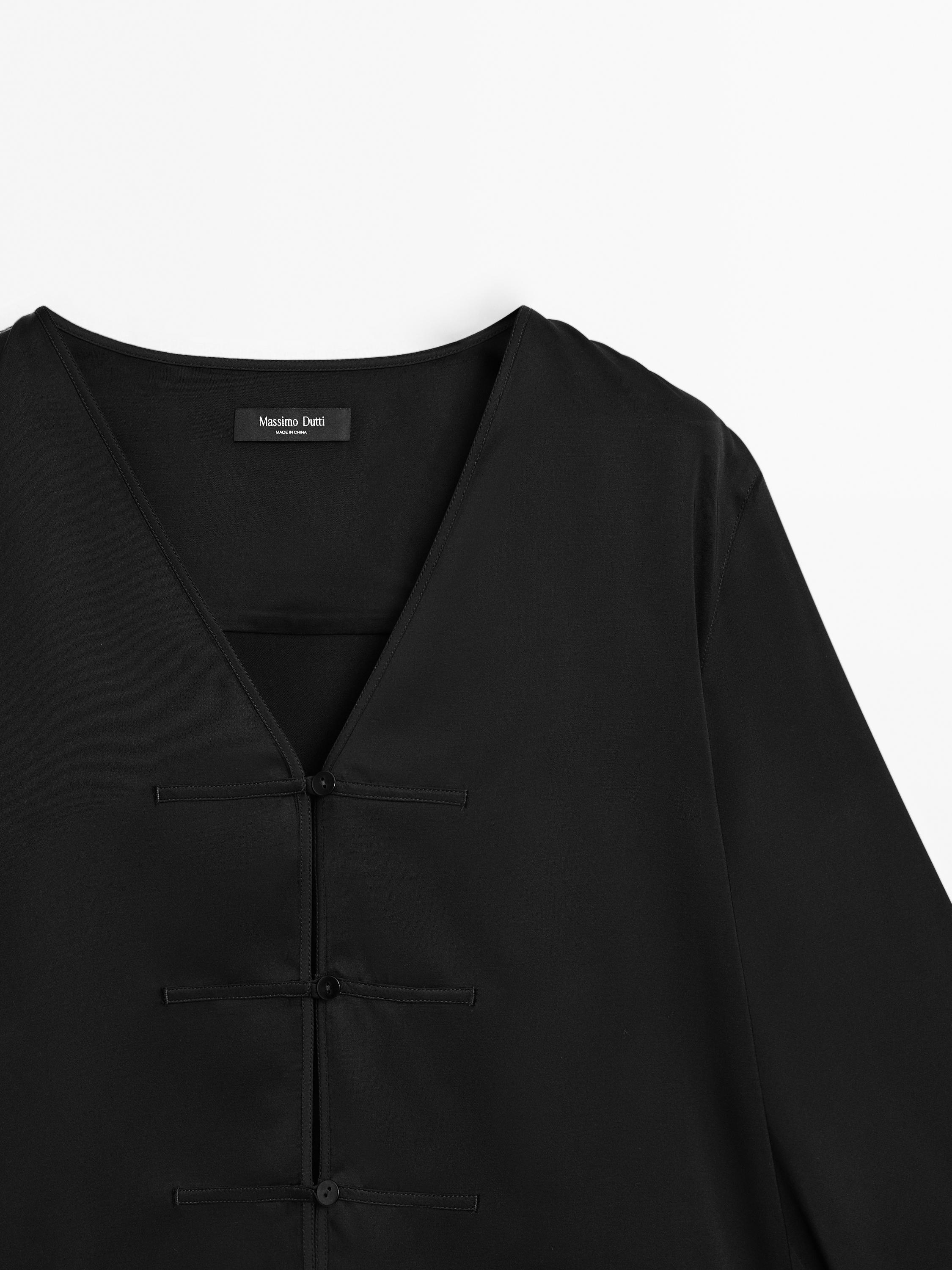 Saténová blúzka s gombíkom