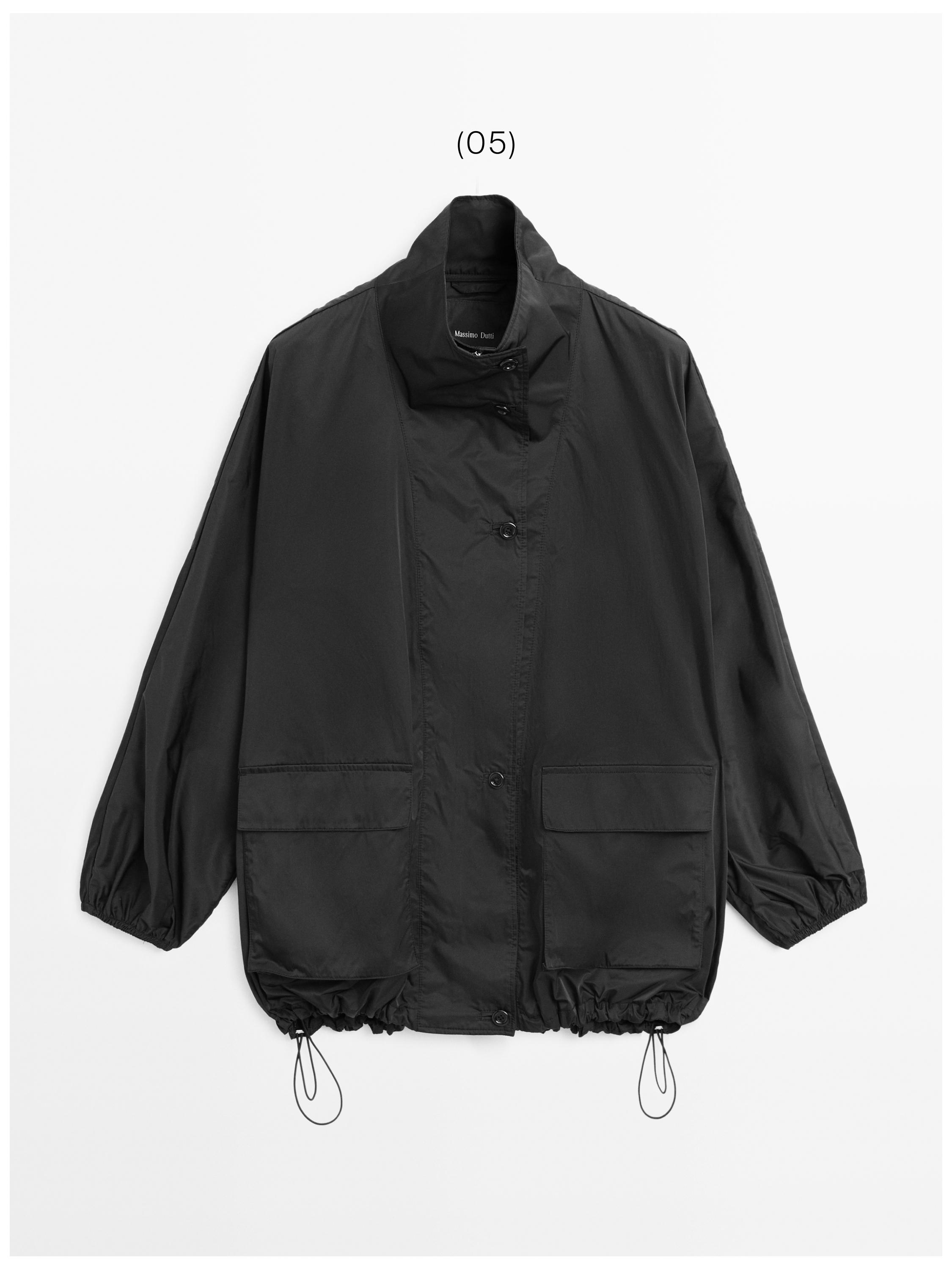 Vooraanzicht van een blauwe bomberjack met klepzakken aan de voorkant, knoopsluiting en verstelbare trekkoorden in de zoom.