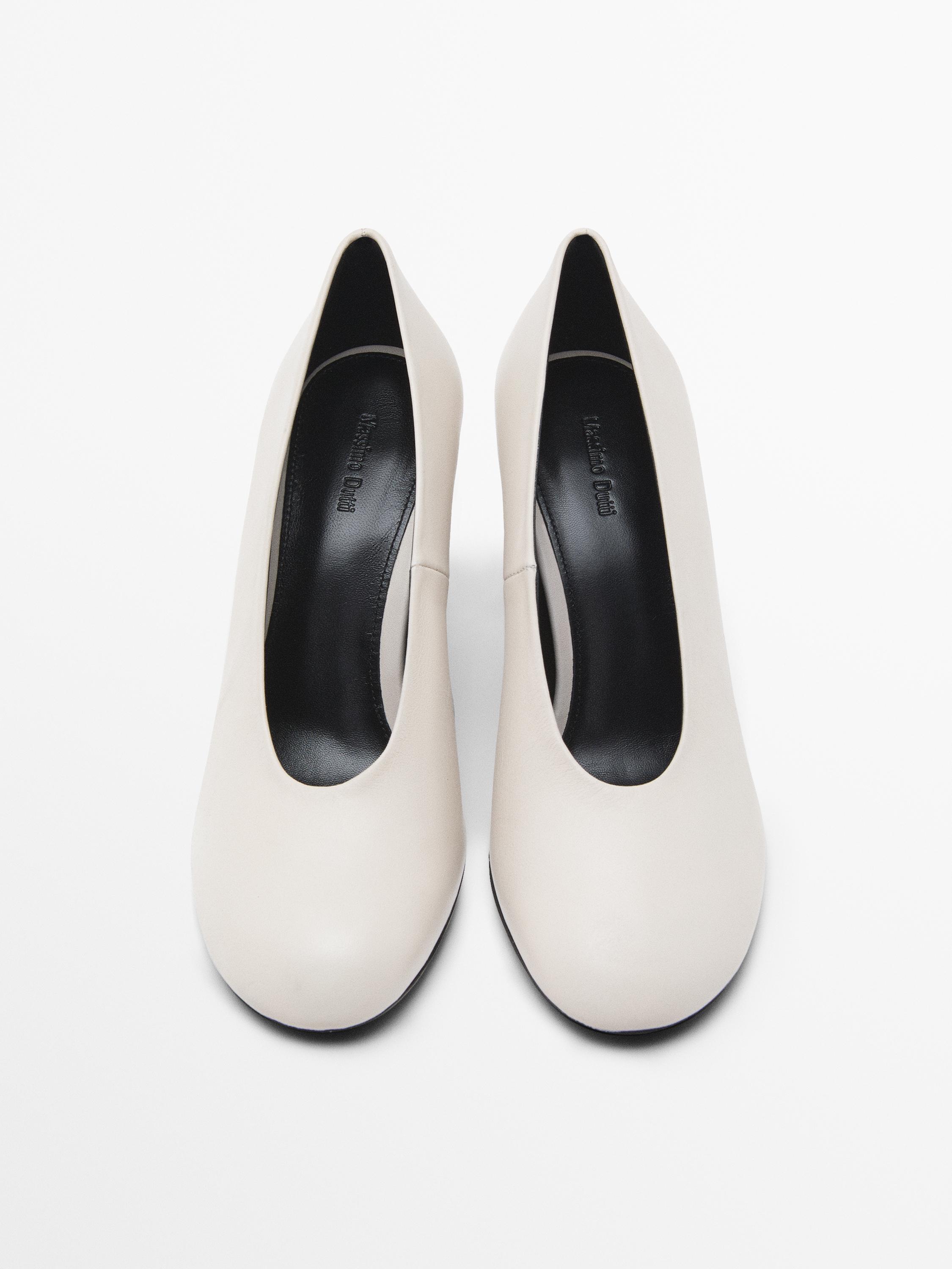 حذاء بكعب ومقدمة مستديرة