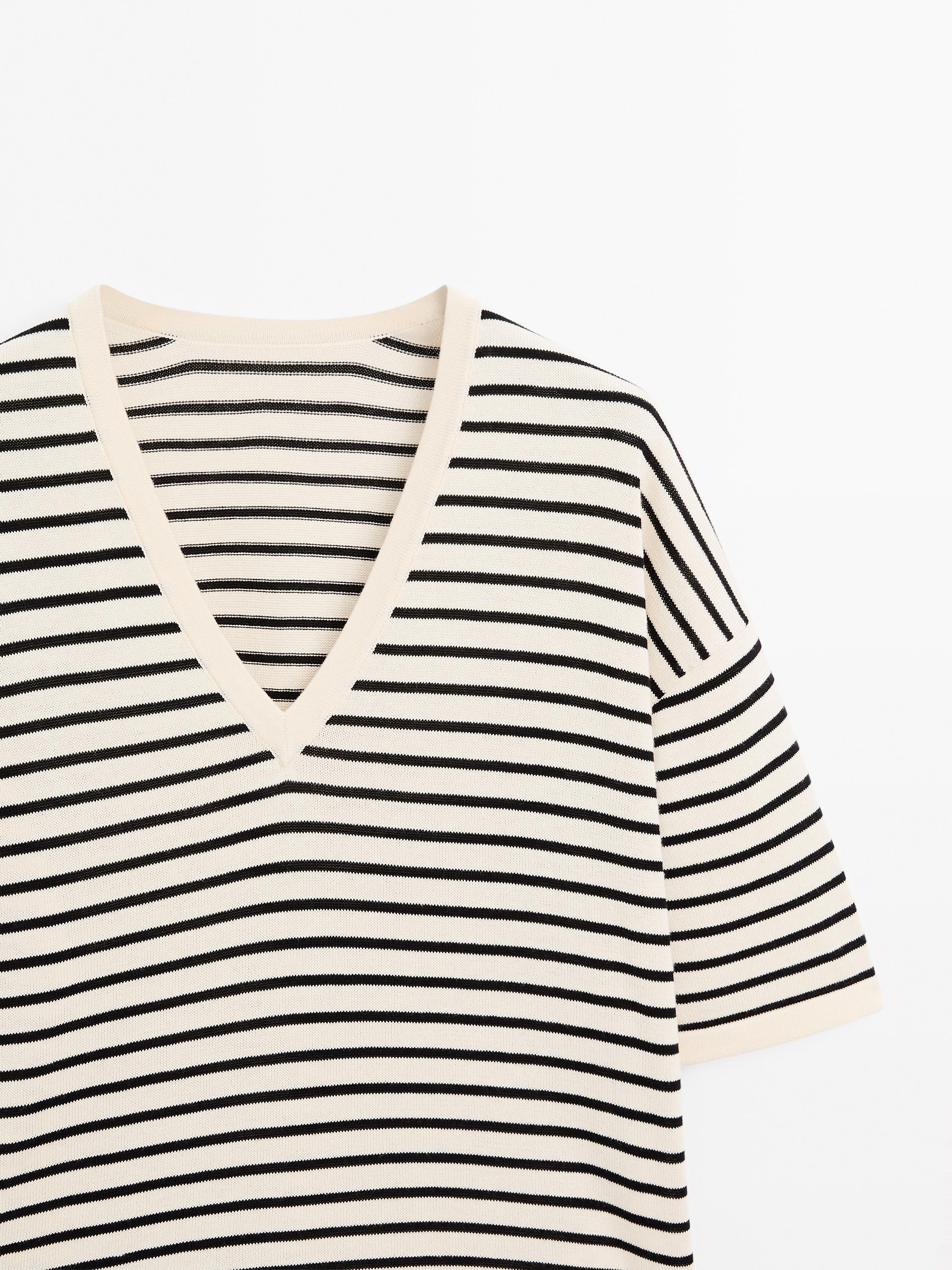 Pull à rayures et col en V