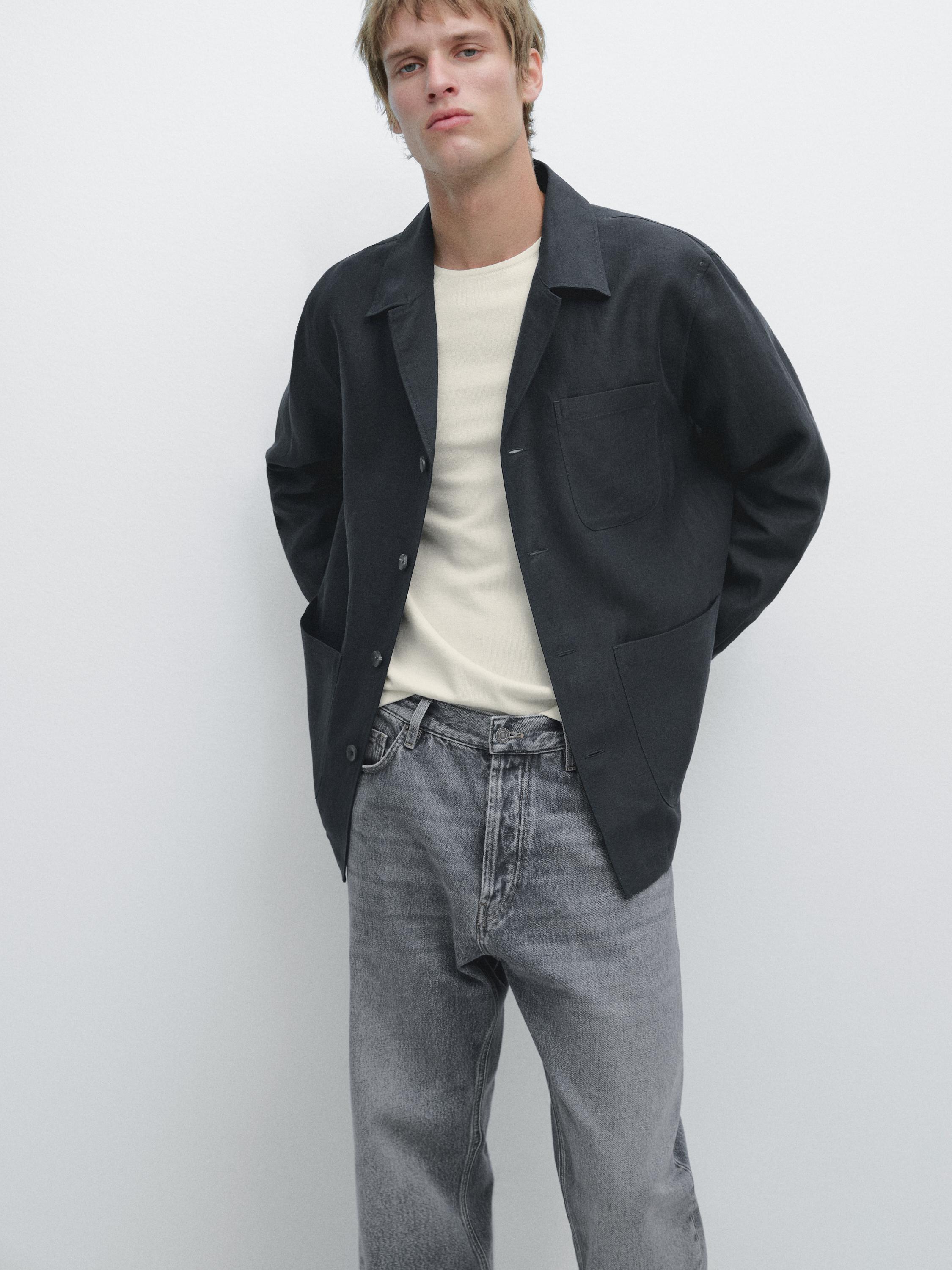 Conjunto de camisa azul de manga larga con bolsillo frontal y pantalones vaqueros grises.