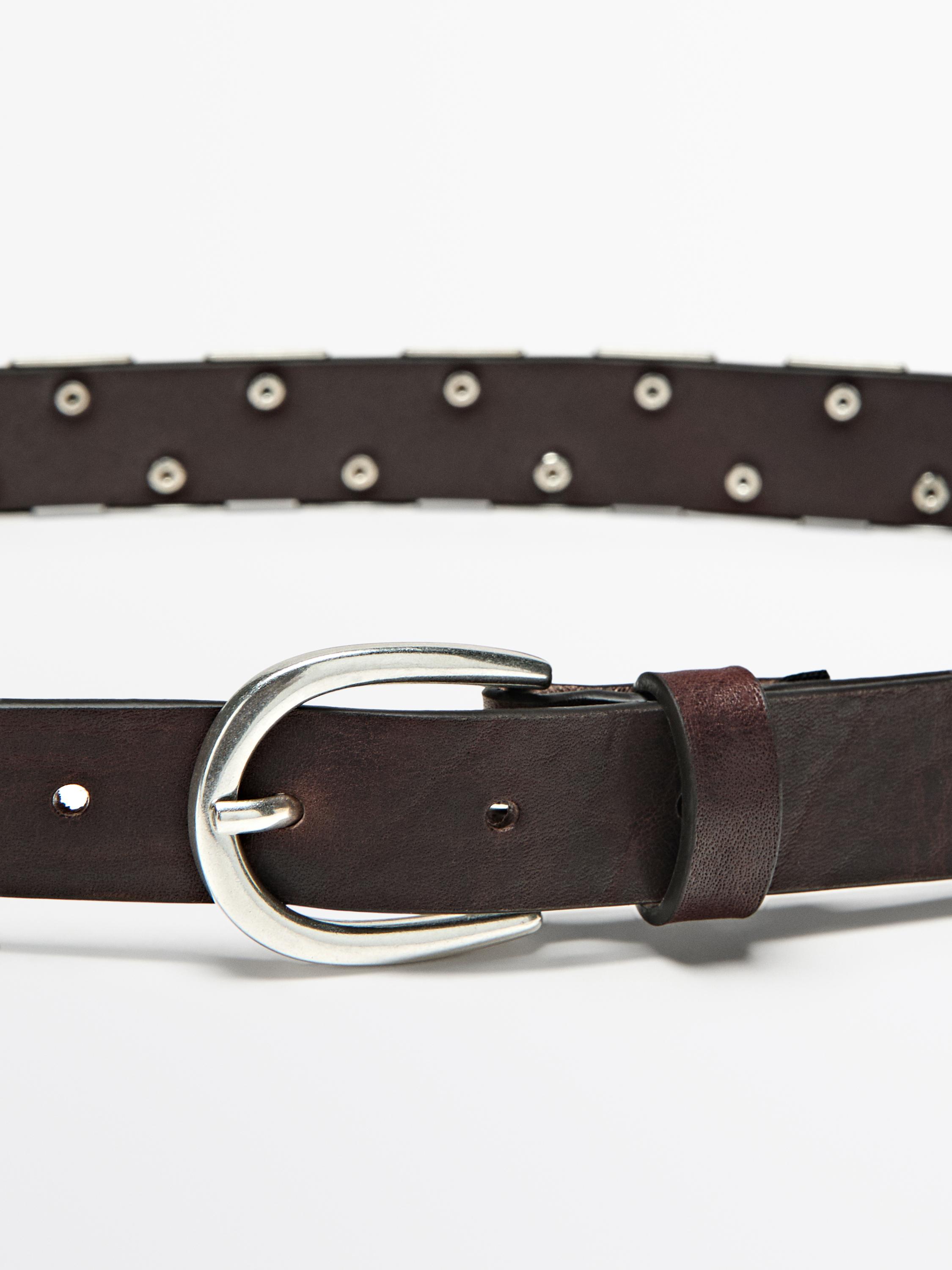 Belte med metallapplikasjoner