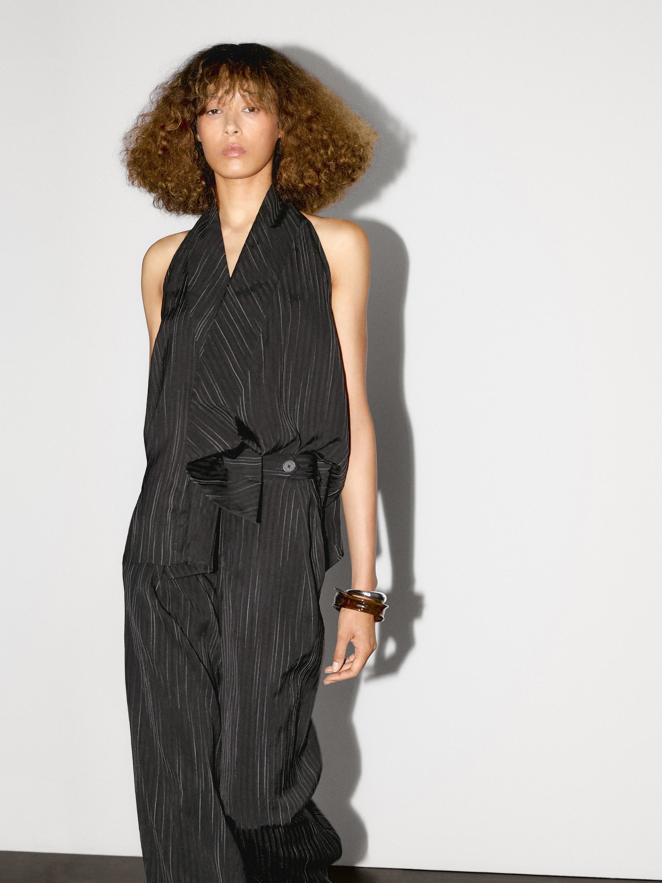 Kalhoty se sklady s detailem proužkovaného potisku