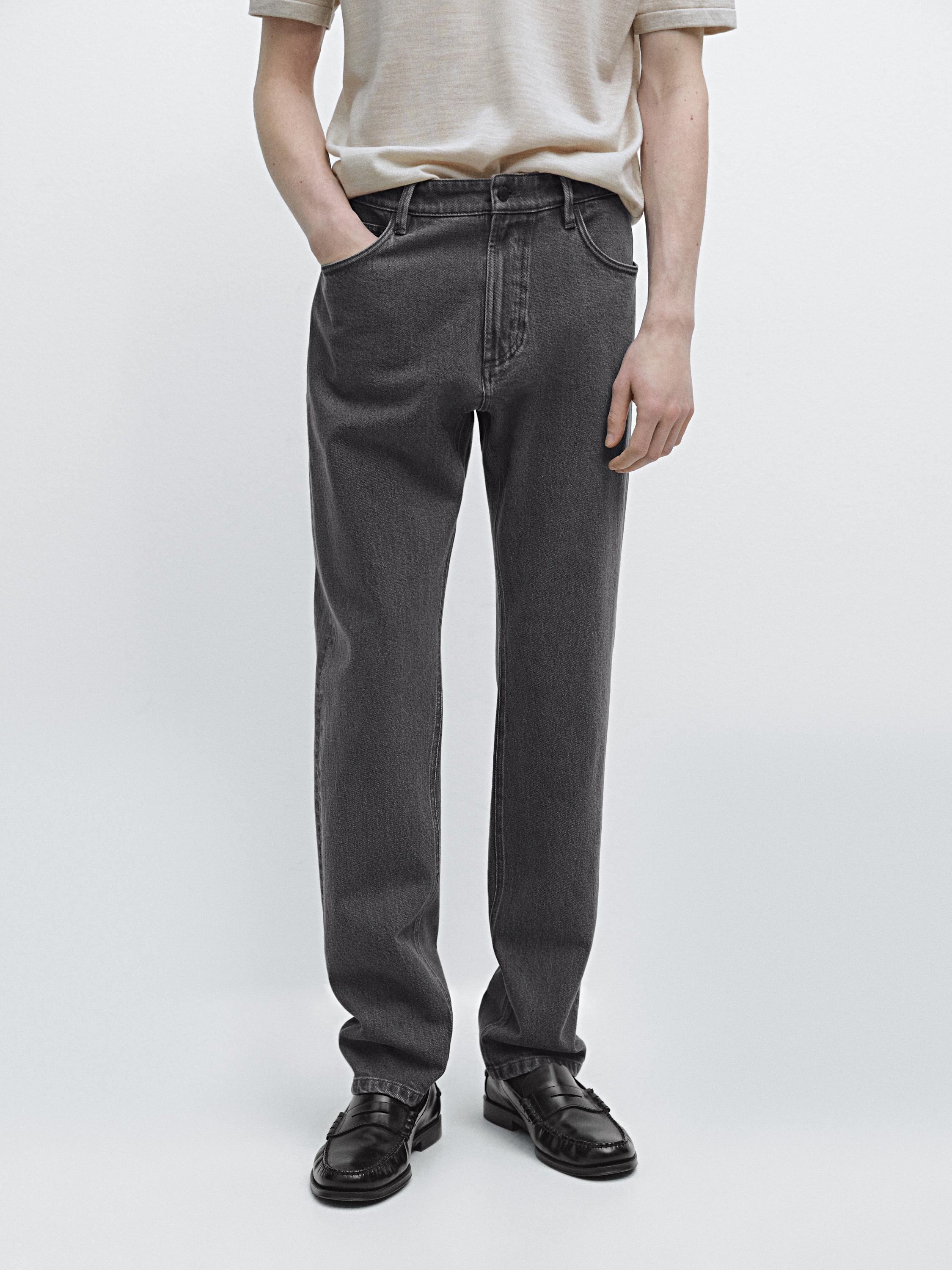 Ensemble jean gris slim fit avec poches latérales et ourlet droit.