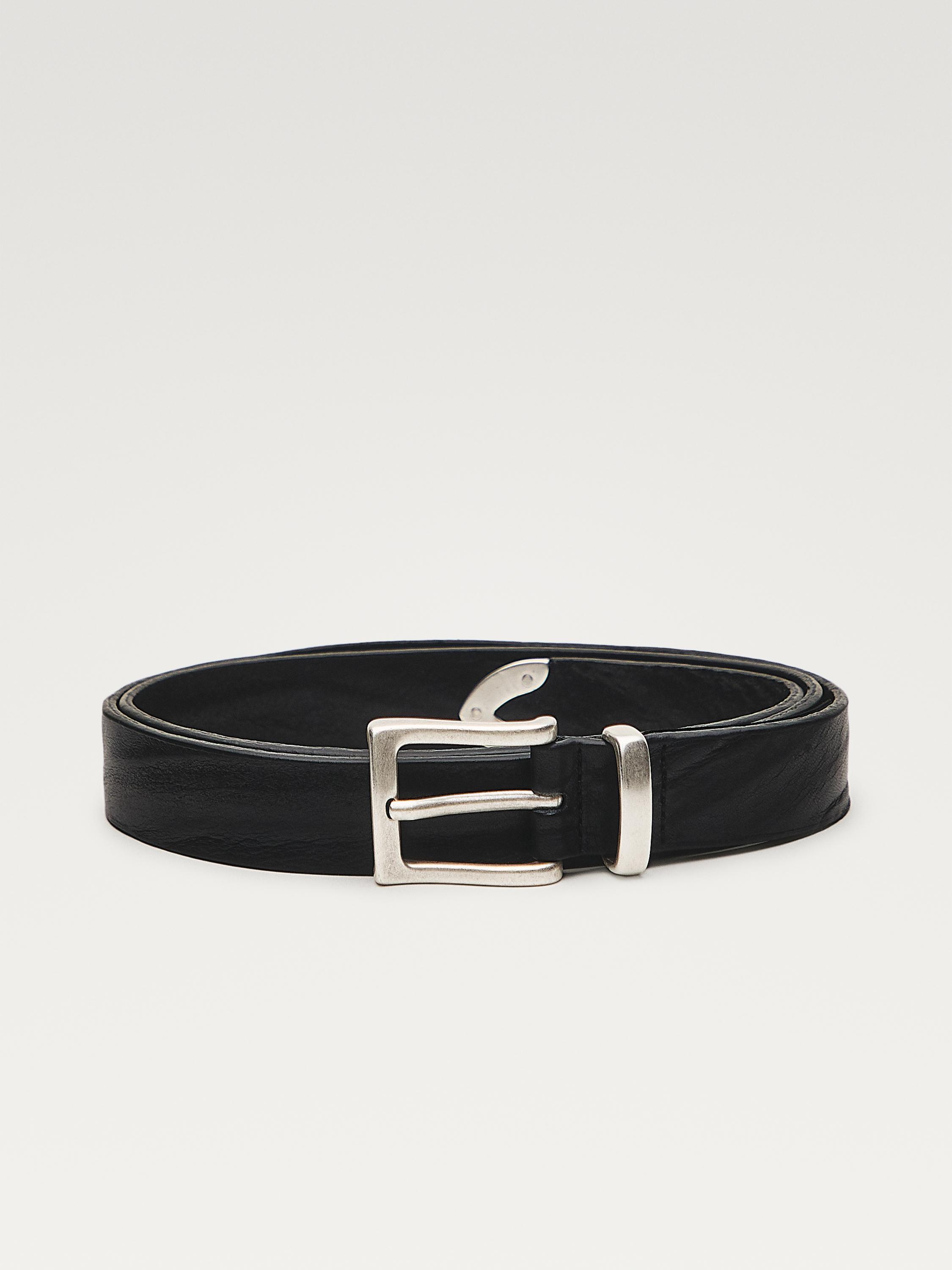 Μπροστινή όψη μαύρης ζώνης με ορθογώνια μεταλλική αγκράφα και λεπτομέρεια του τελειώματος.