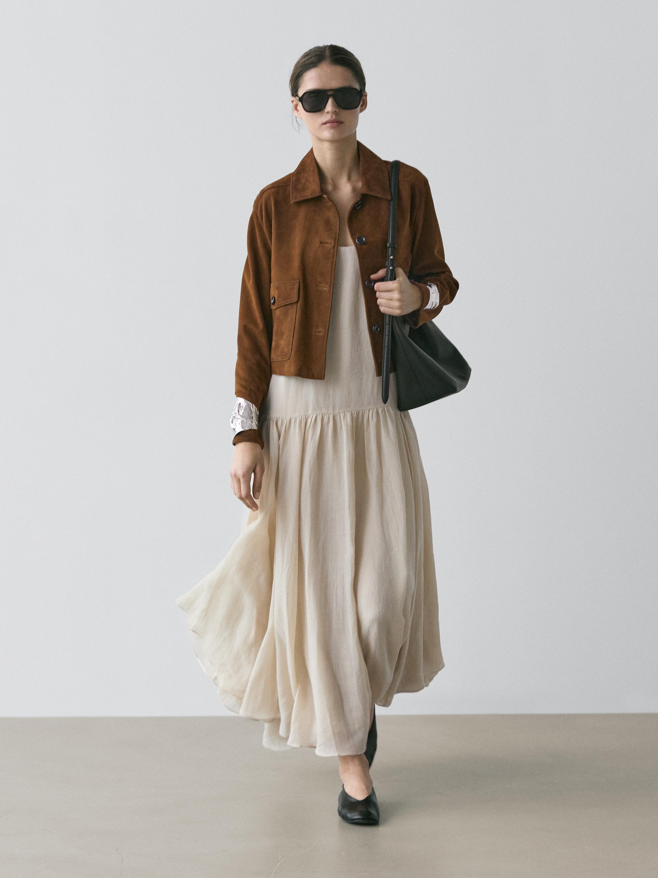 Комплект: коричневая куртка с передними карманами и длинное бежевое платье.