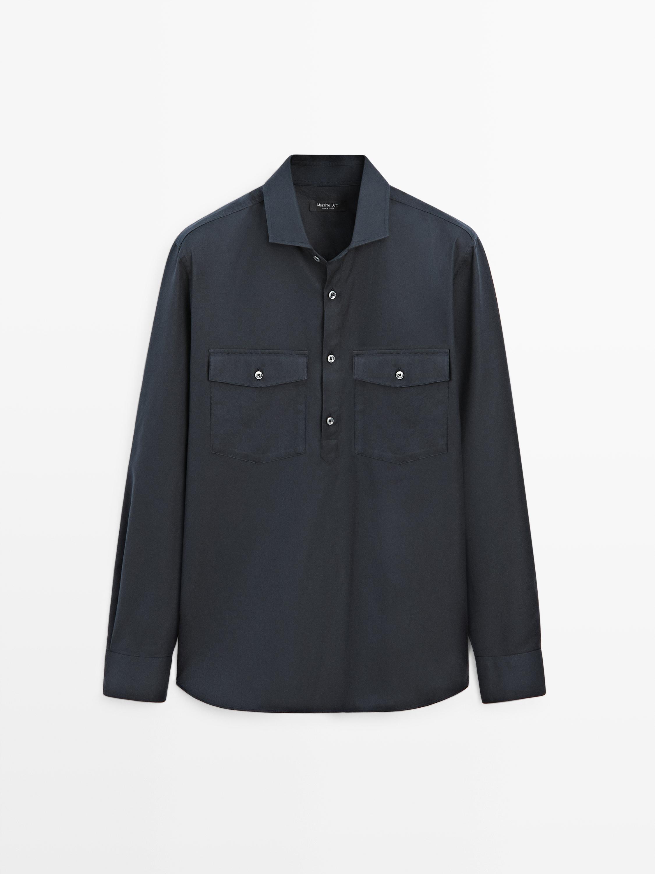 Čelný pohľad na námornícku modrú košeľu s dlhým rukávom s prednými vreckami s chlopňou a striebornými gombíkmi.