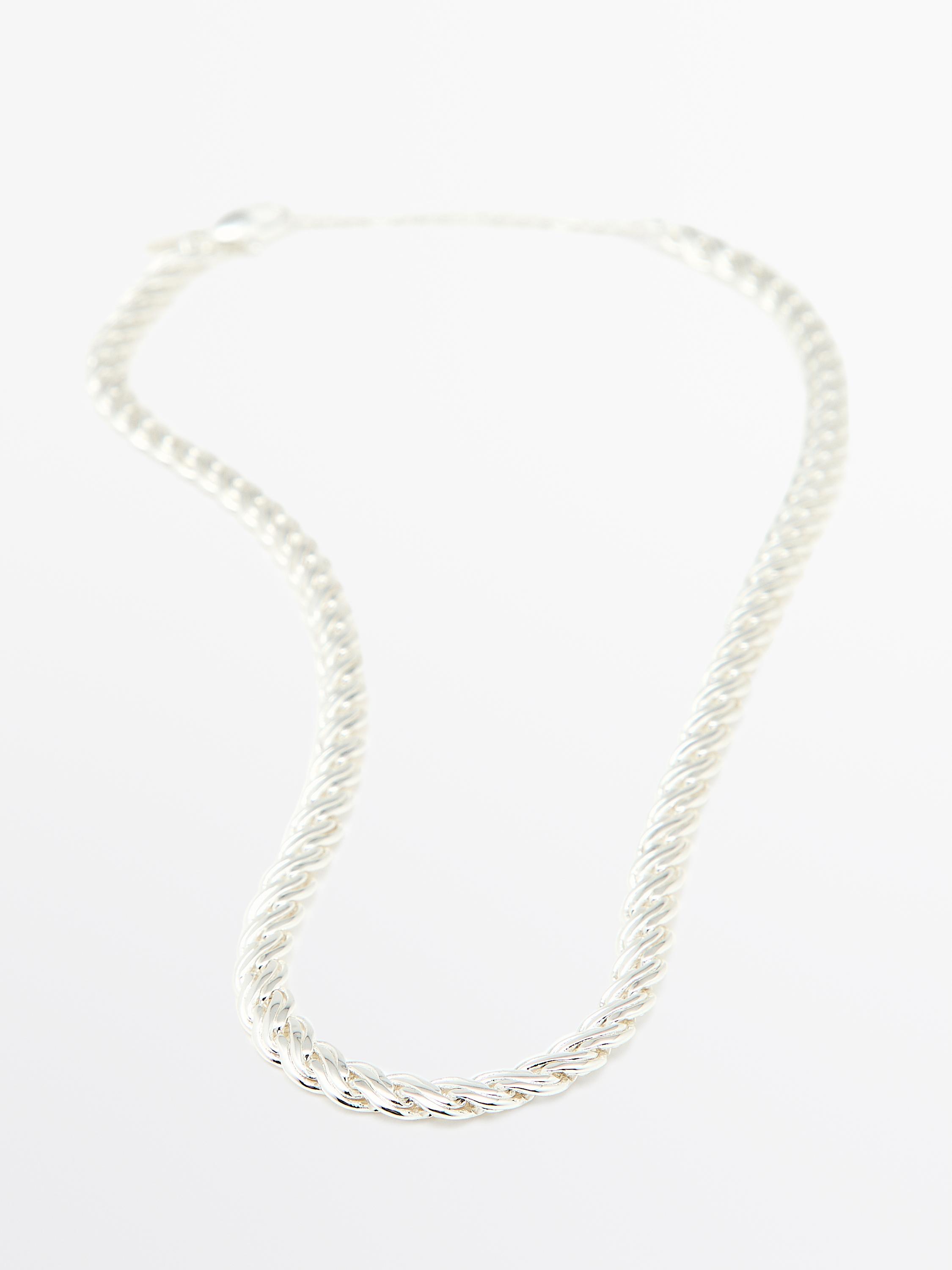 Κολιέ με πλεκτή αλυσίδα σε ασημί χρώμα, μπροστινή όψη.