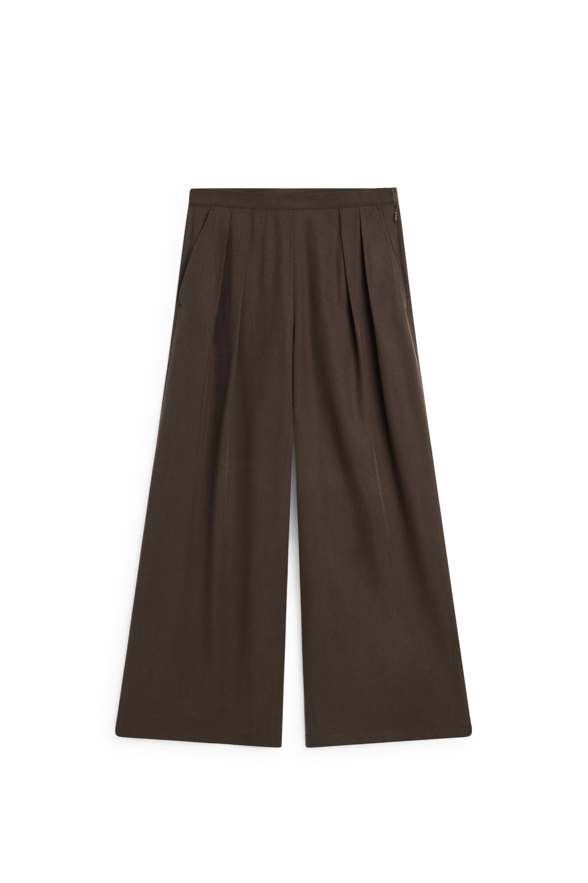 Flowing wide-leg pants with dart detail
